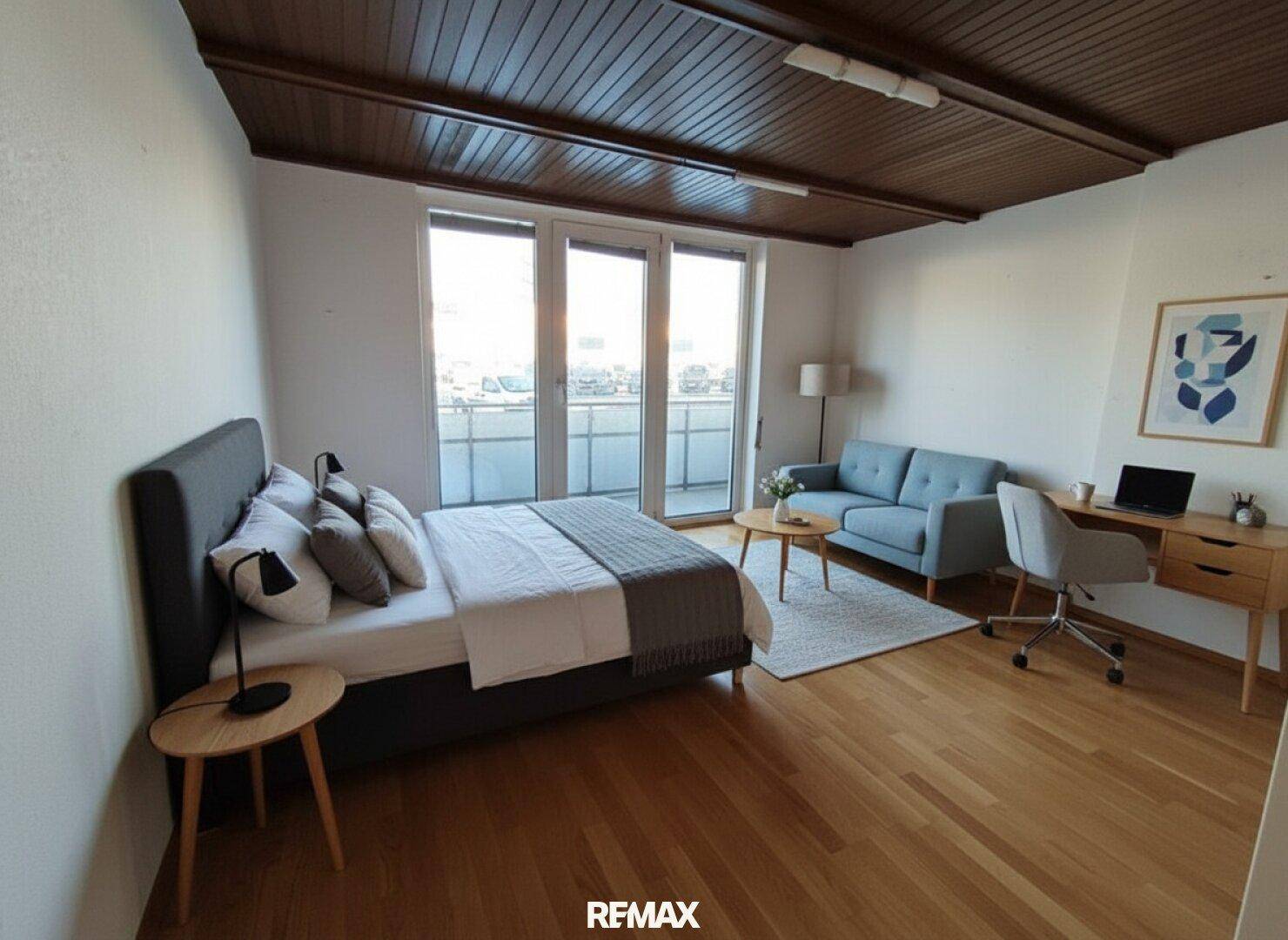 Helles Schlafzimmer mit Holzbalkendecke, Parkettboden und Zugang zum Balkon, modern eingerichtet.
