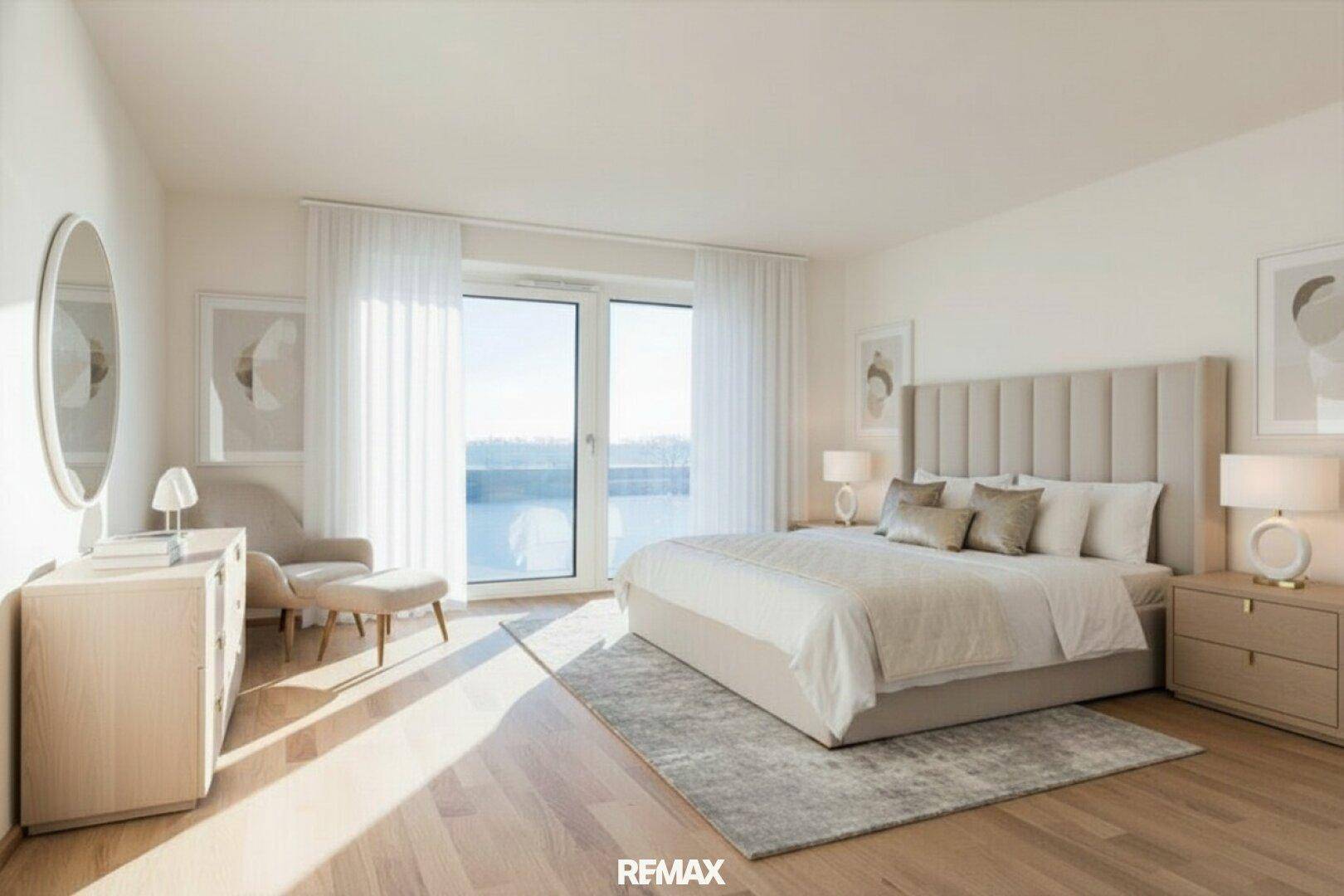 Elegantes Schlafzimmer mit Holzboden, großen Fenstern und Zugang zum Balkon, bietet einen schönen Ausblick.