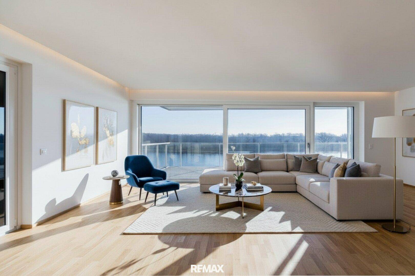Modern eingerichtetes Wohnzimmer mit Holzboden, großen Fenstern und direktem Zugang zum Balkon mit Seeblick.