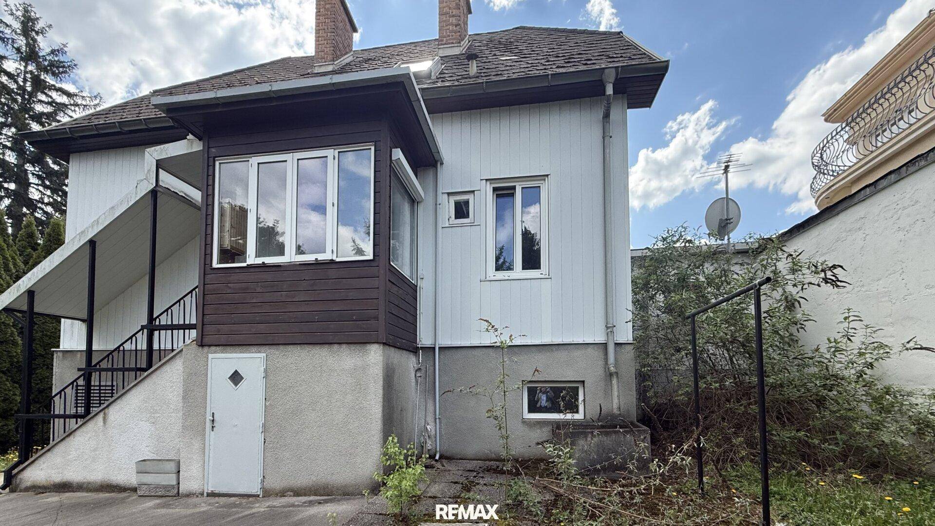 Rückseite des Hauses mit Anbau, Treppe und Zugang zum Gartenbereich.