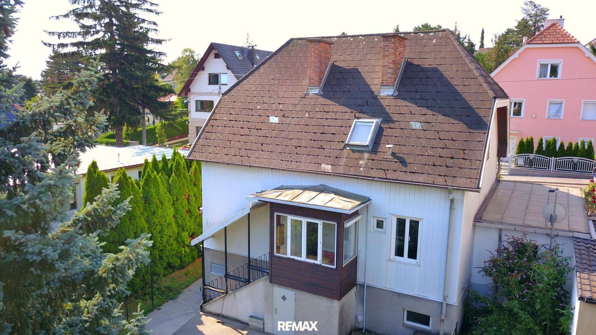 Dachansicht des Hauses mit Schornsteinen und Blick auf die Nachbarschaft.