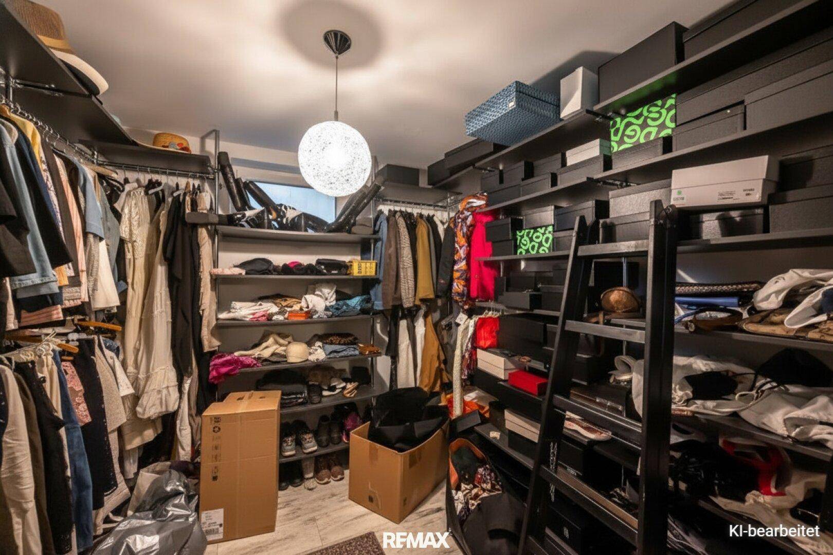 Geräumiger begehbarer Kleiderschrank mit vielen Regalen und Aufbewahrungsmöglichkeiten.