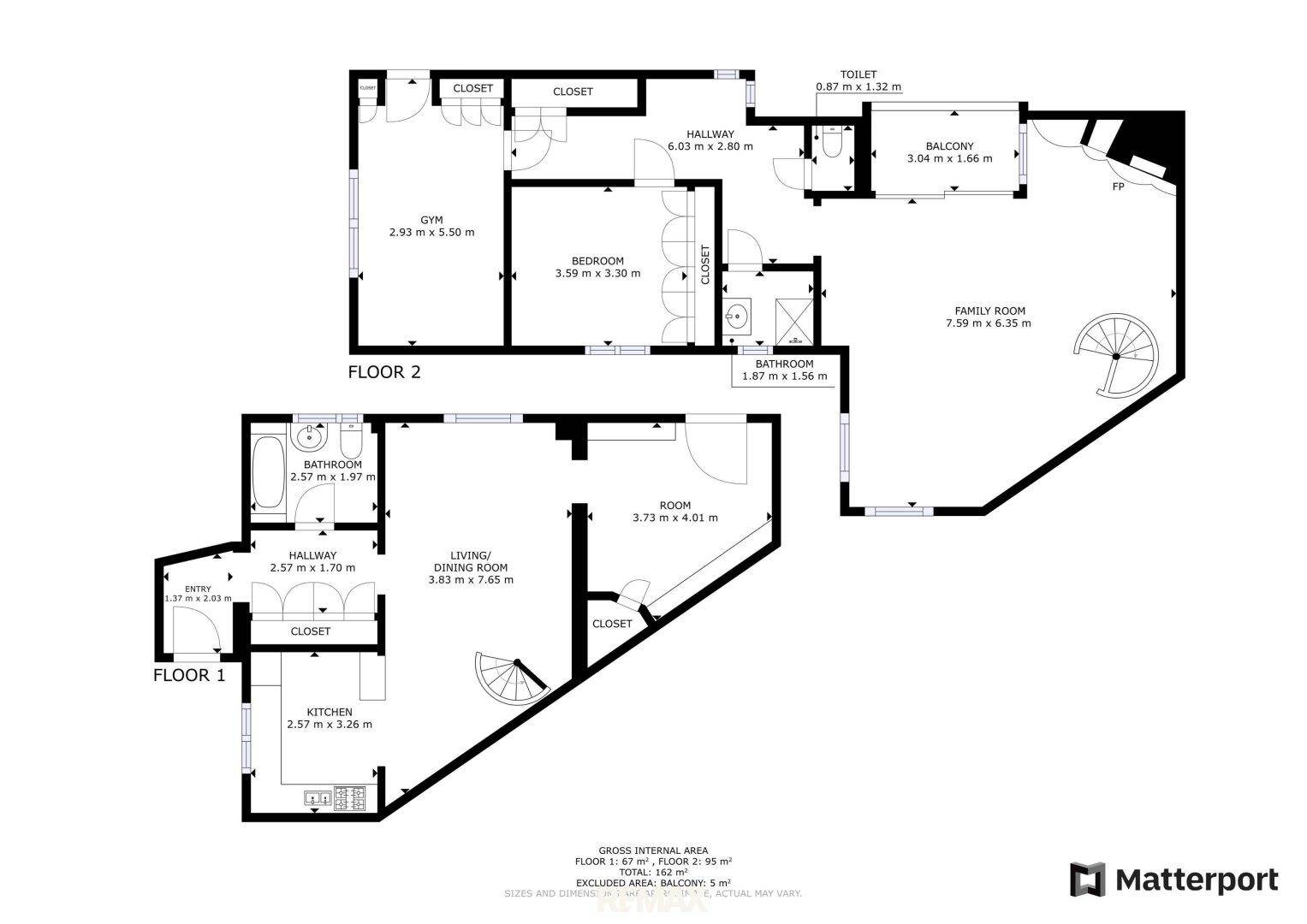 Detaillierter Grundriss von zwei Etagen mit Schlafzimmern, Bädern, Wohnbereich und Balkon.