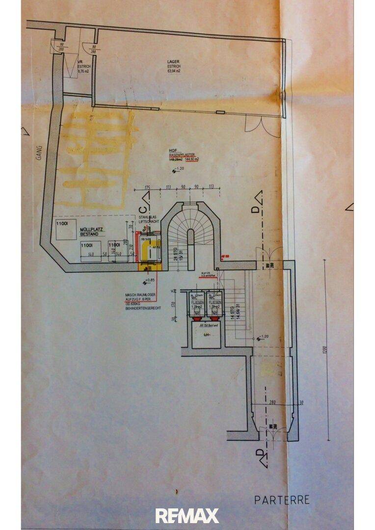 Grundrissplan des Parterres mit Eingangsbereich, Lagerraum und Aufzug.