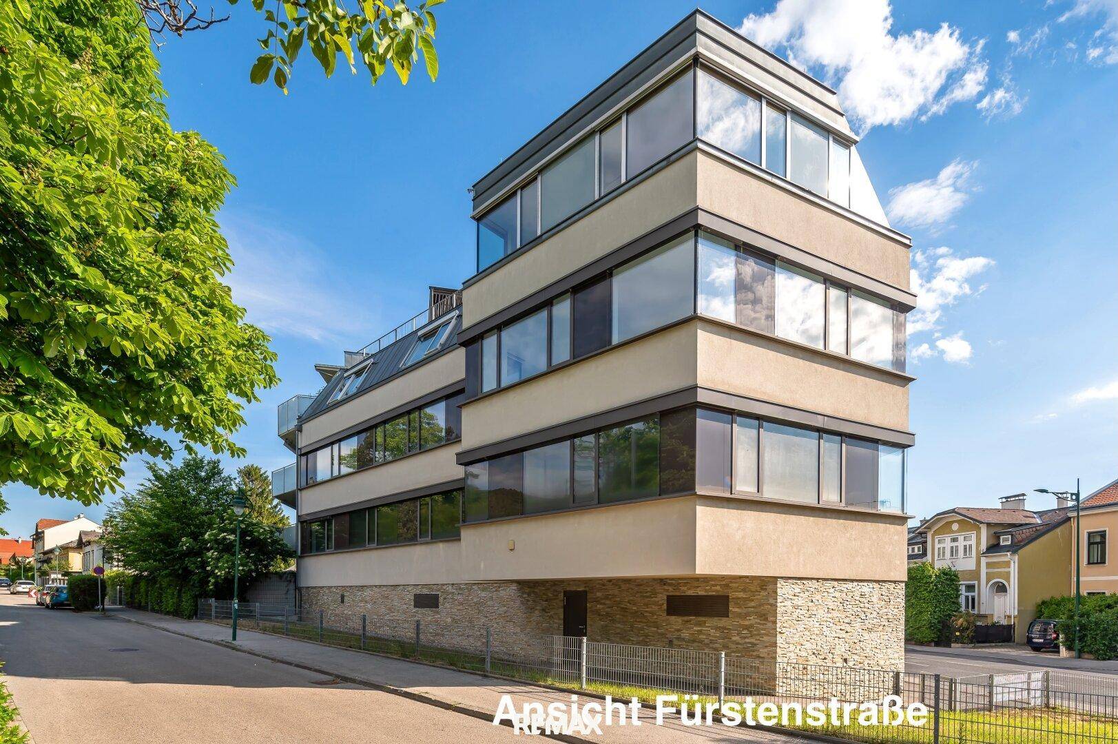 Ansicht des modernen Gebäudes von der Fürstenstraße mit großen Fenstern und klarer Linienführung.