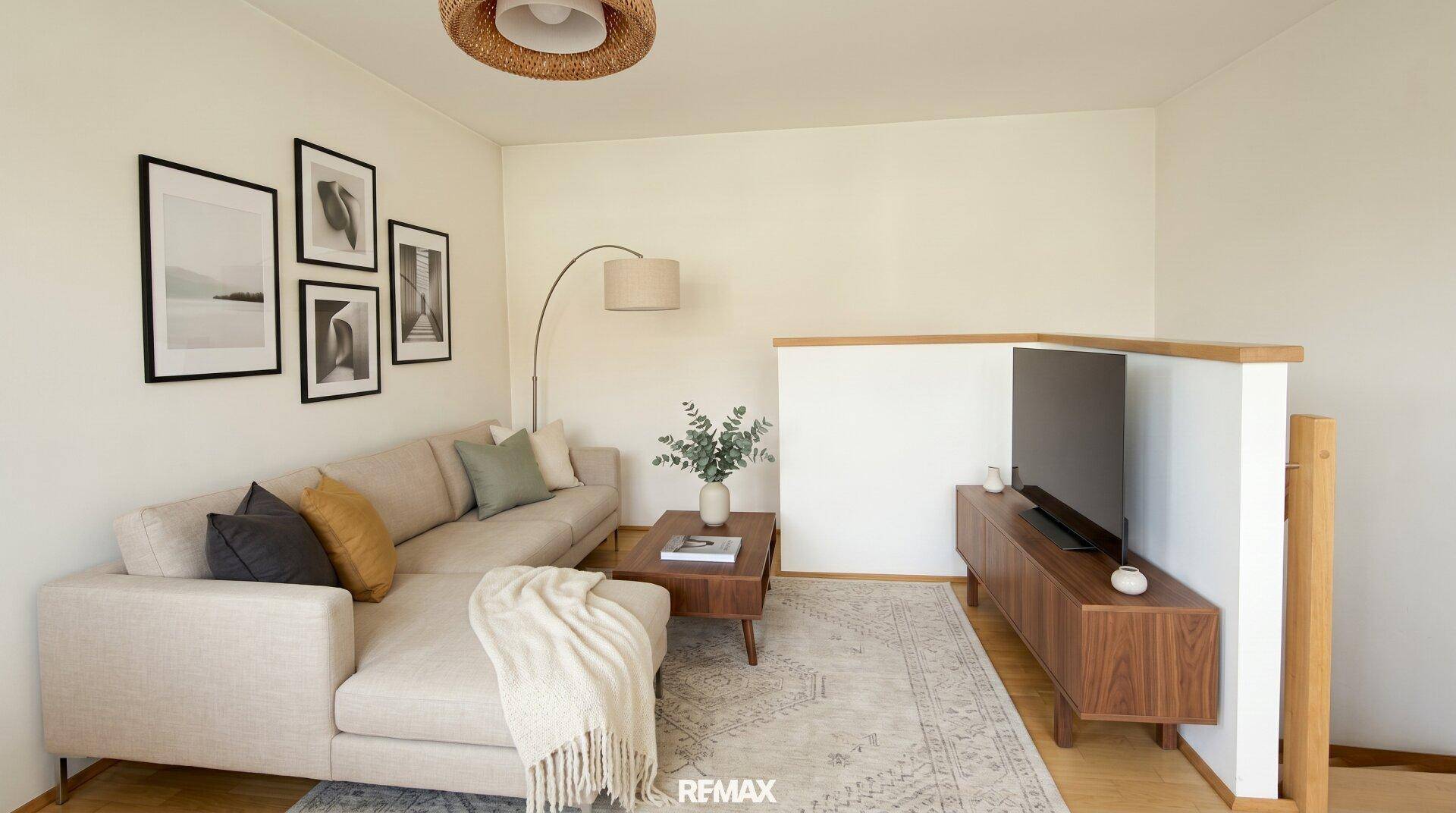 Modern eingerichtetes Wohnzimmer mit beigem Sofa, Holztisch und stilvollen Bildern an der Wand.