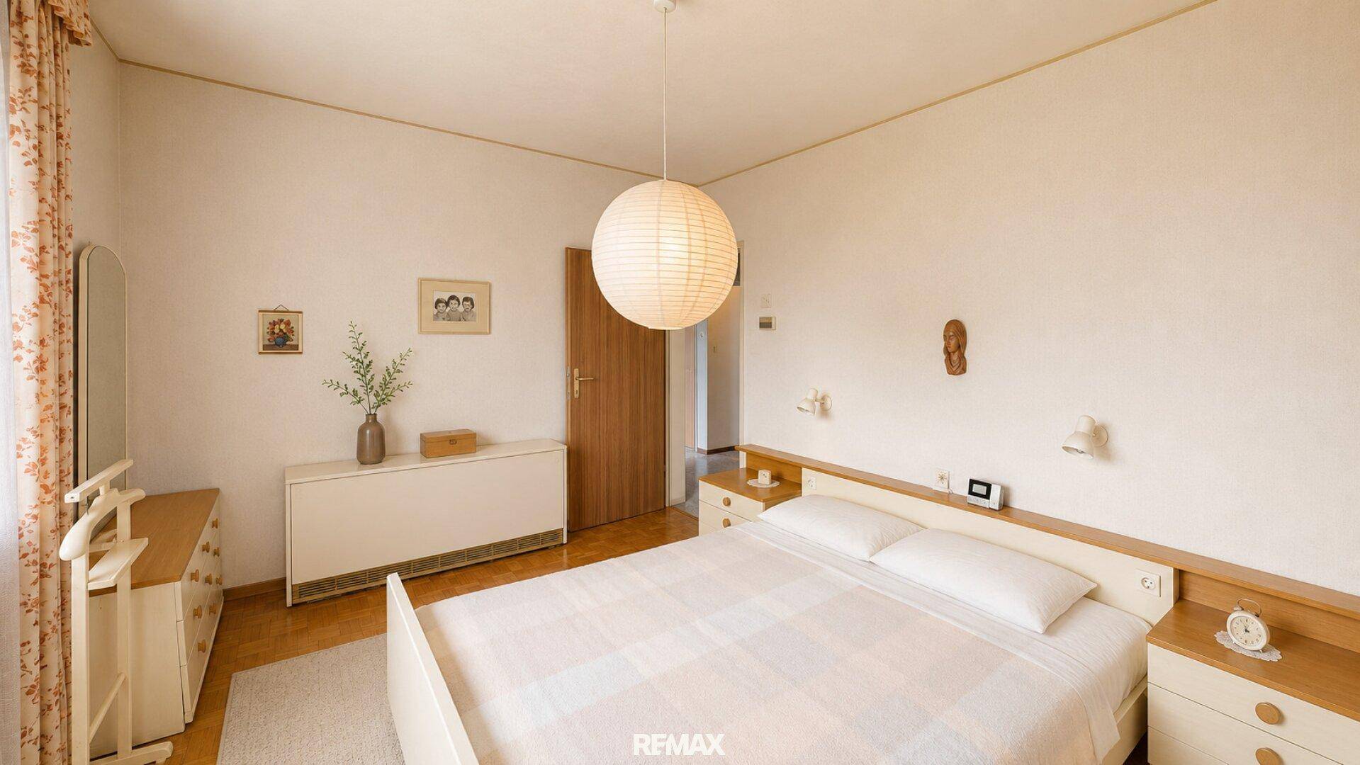 Schlafzimmer mit hellem Interieur, Doppelbett und schlichten Möbeln, bereit zur individuellen Gestaltung.