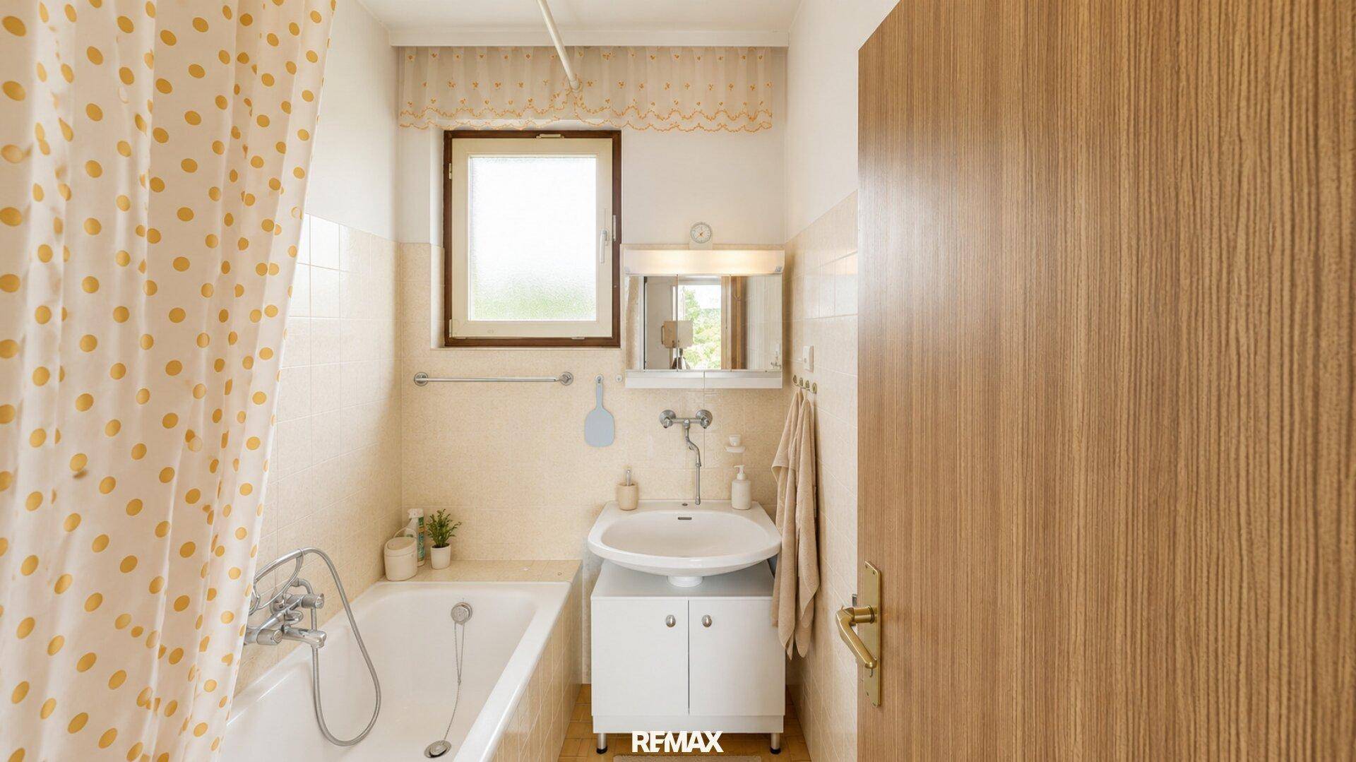 Helles Badezimmer mit Badewanne, Waschbecken und Fenster, ausgestattet mit gelben Vorhängen.