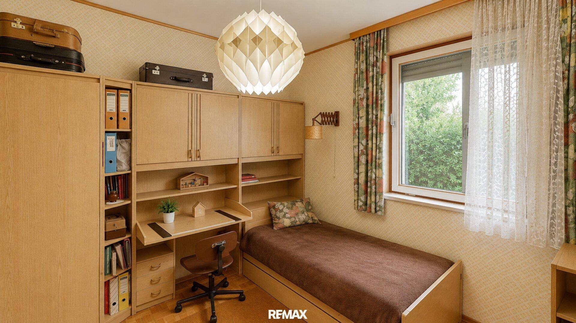 Kinderzimmer oder Büro mit Einzelbett, Schreibtisch und Einbauregalen, hell durch Fenster.