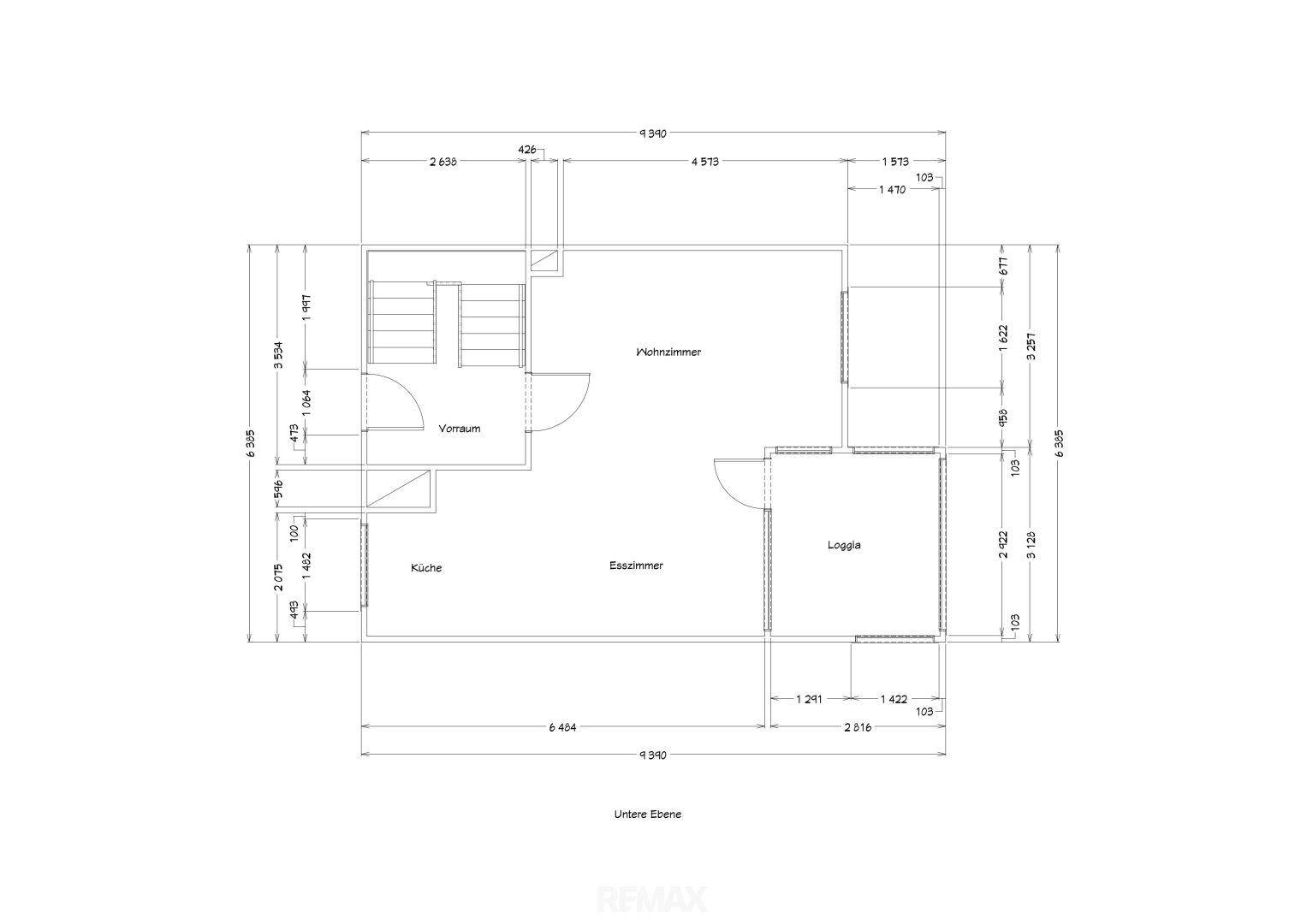 Grundriss der unteren Ebene mit Küche, Esszimmer, Wohnzimmer und Loggia.
