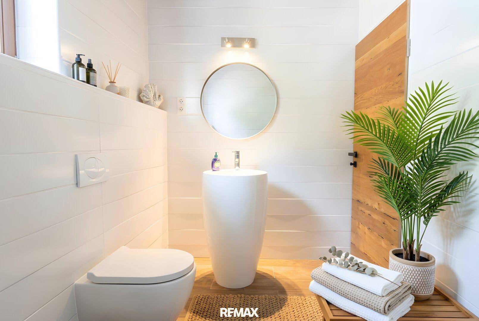 Modernes Gäste-WC mit weißem Standwaschbecken, Wand-WC und Holzdetails.