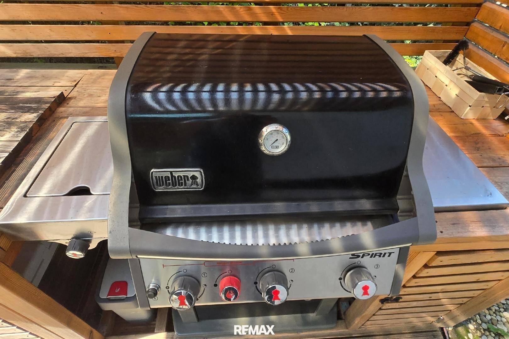 Hochwertiger Gasgrill der Marke Weber in der Außenküche auf der Terrasse.