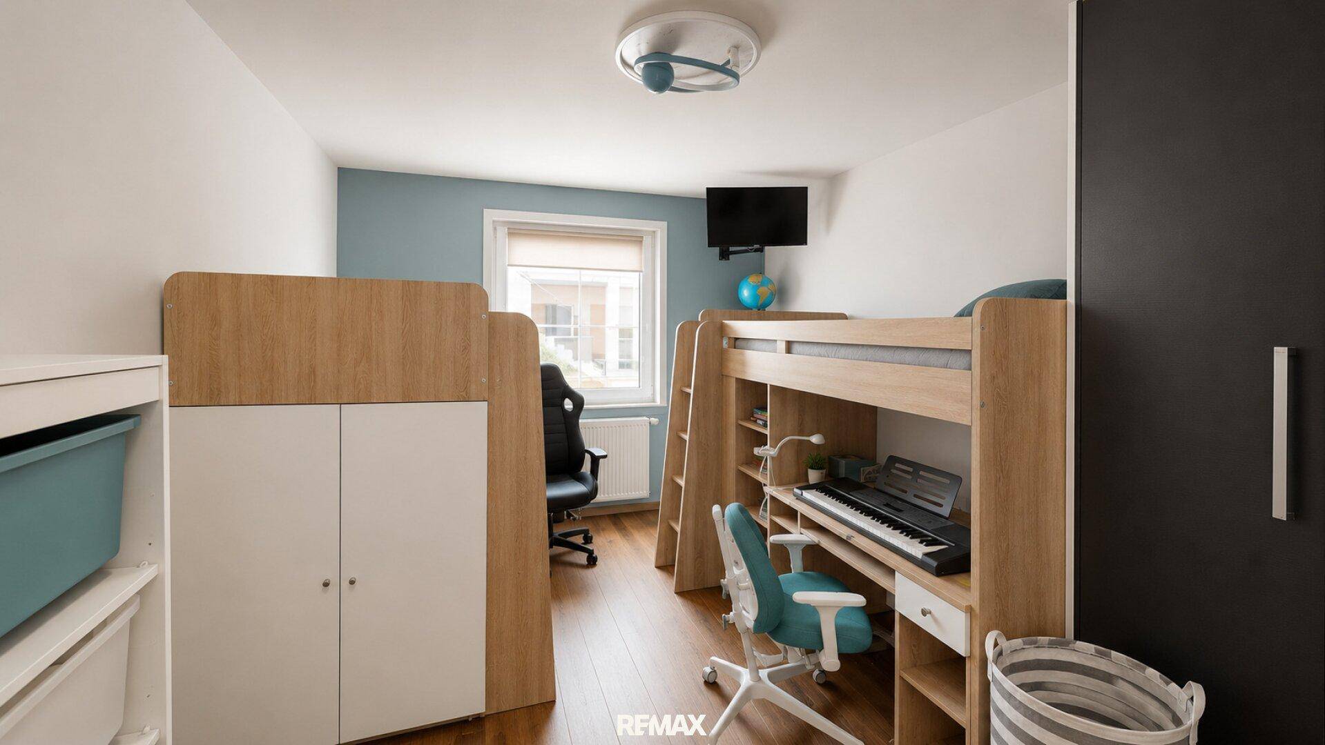Kinderzimmer mit Hochbett, Schreibtisch und Stauraum, ideal für junge Bewohner.