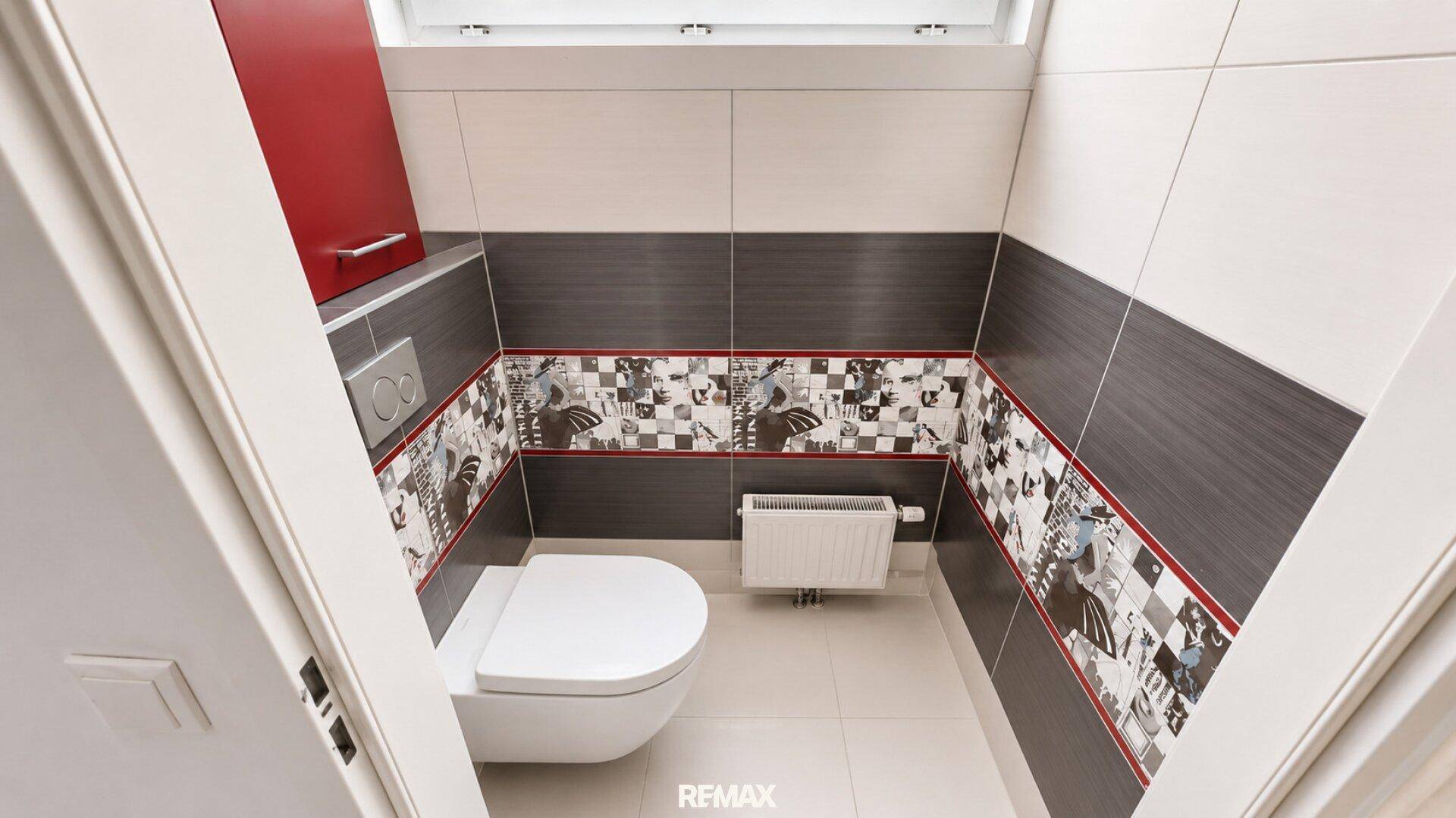 Separate Gästetoilette mit modernem Design, Wand-WC und dekorativen Fliesen.