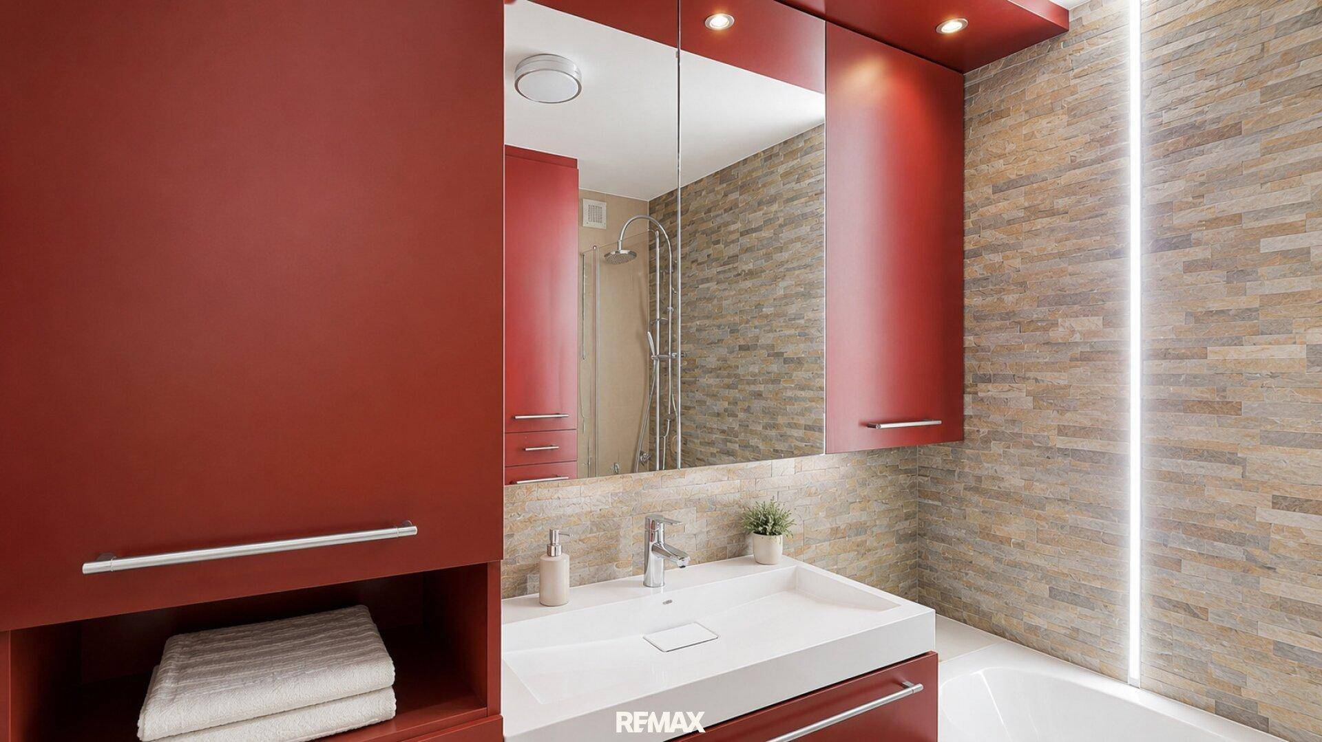 Stilvolles Badezimmer mit Badewanne, integrierter Dusche, Einzelwaschbecken und Spiegelschrank.