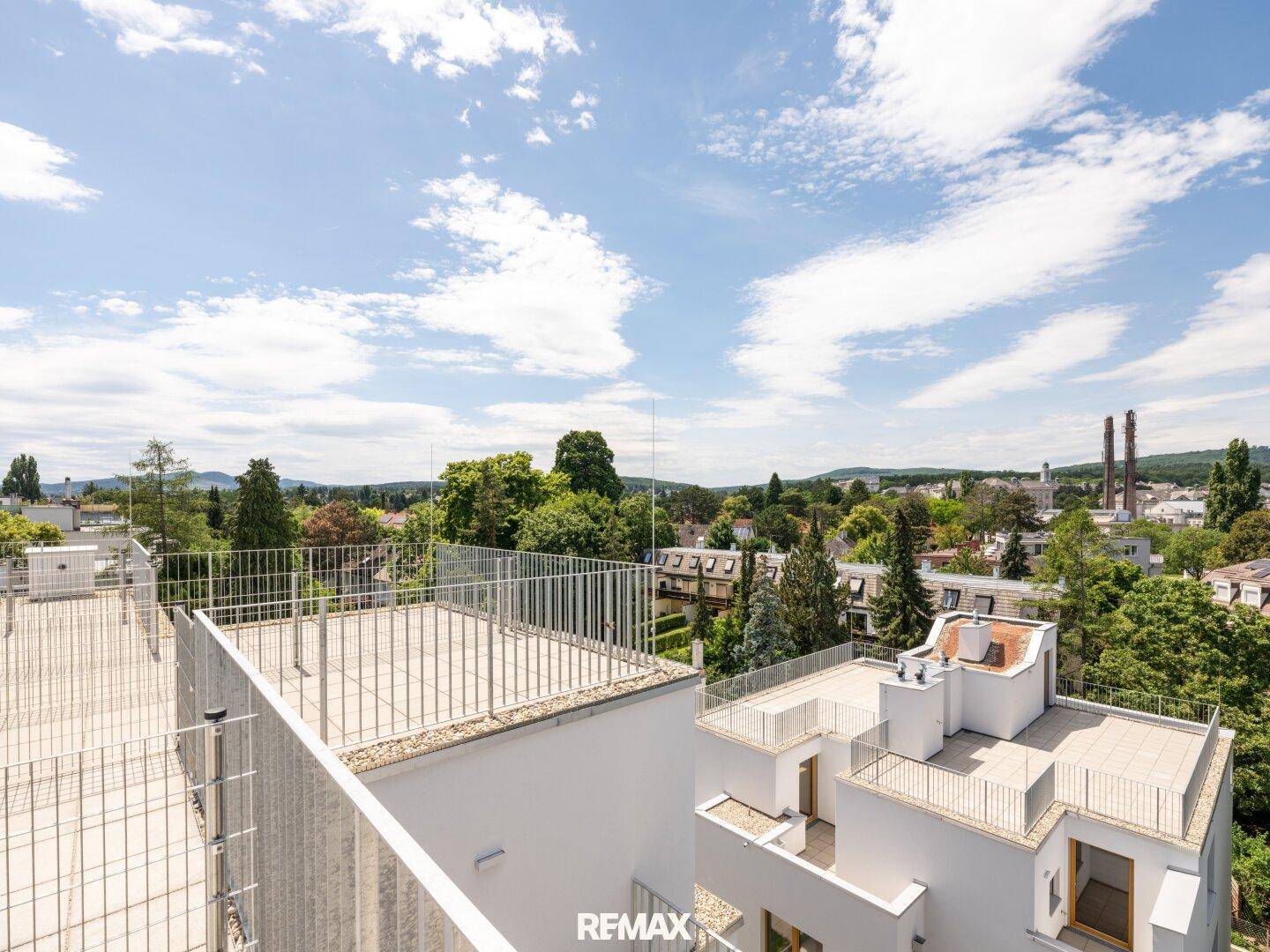 Weitläufige Dachterrasse mit Panoramablick über die Stadt und die umliegende Landschaft.