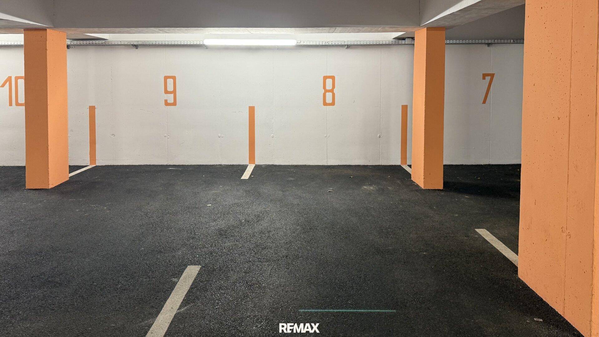 Weitere Parkplätze in der Tiefgarage, übersichtlich nummeriert und gut zugänglich.