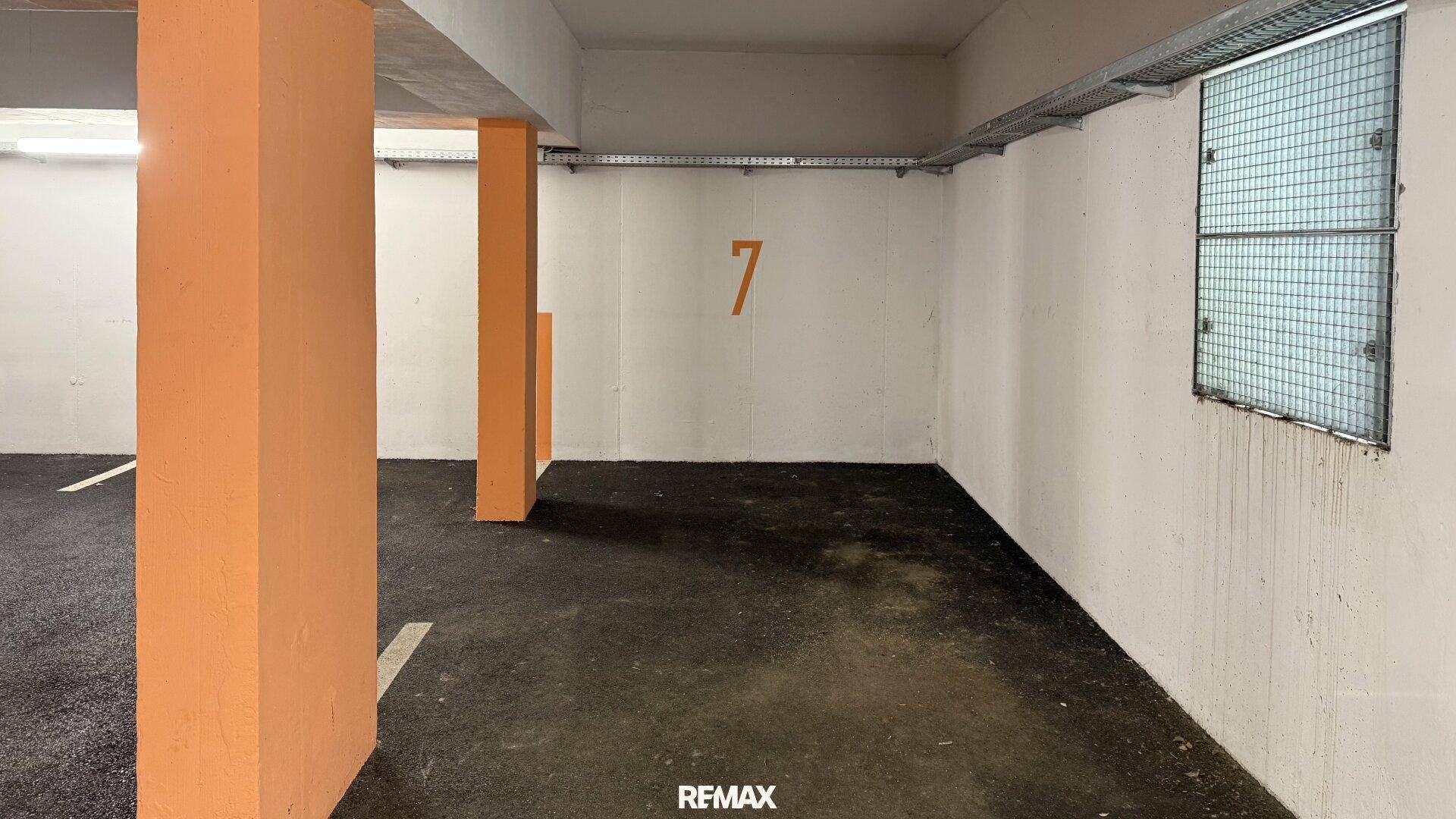 Parkplatz Nummer 7 in der Tiefgarage, gut beleuchtet und mit einem Fenster ausgestattet.