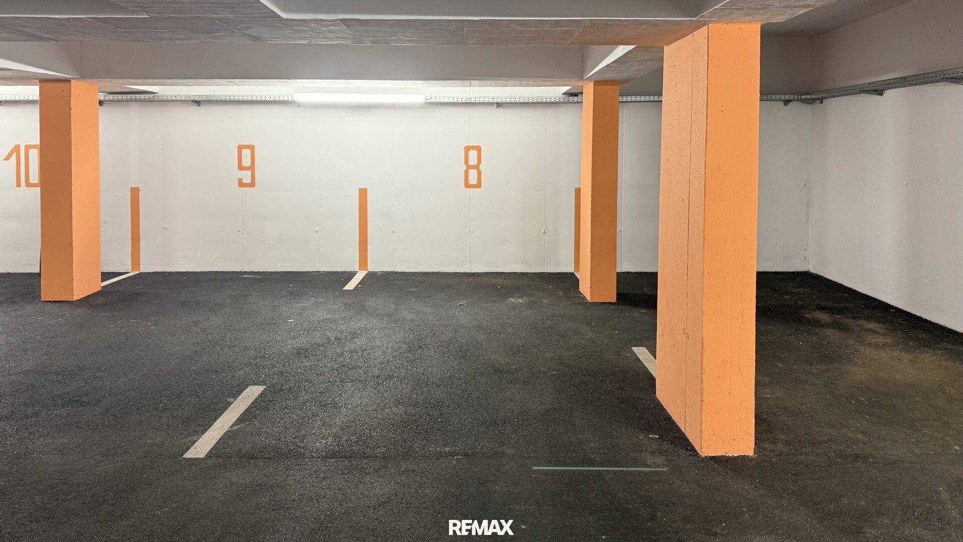 Detailansicht der nummerierten Parkplätze in der Tiefgarage, mit klaren Markierungen.