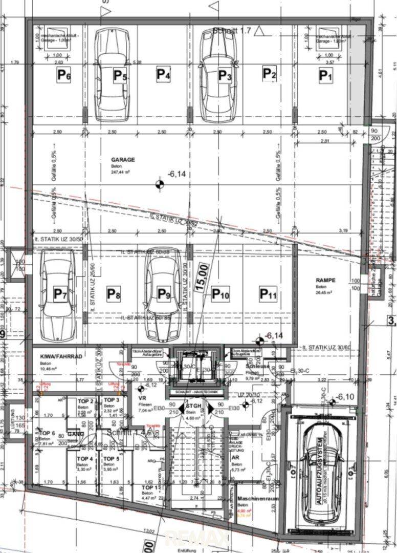 Grundriss des Garagengeschosses mit mehreren Parkplätzen, Aufzug und Zufahrtsrampe.