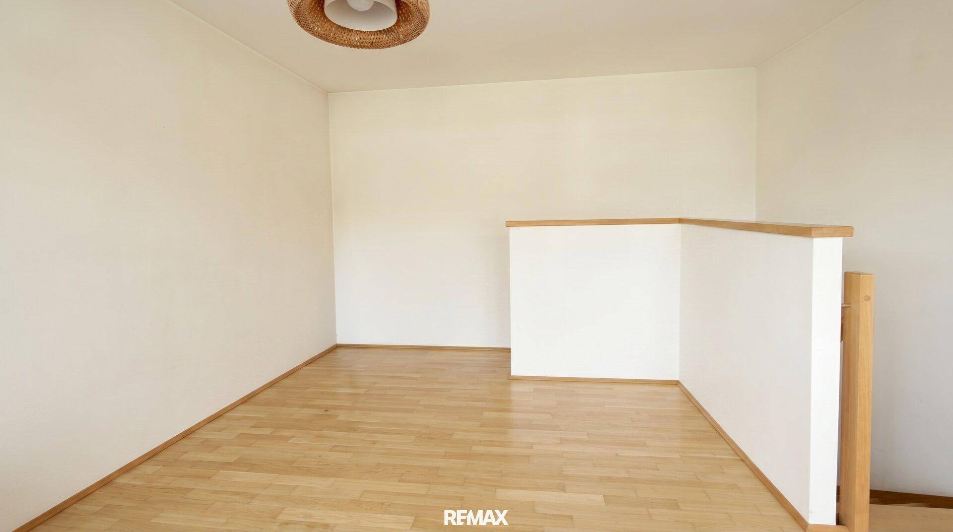 Leerer Raum mit hellem Holzboden und weiß gestrichenen Wänden, bereit zur individuellen Gestaltung.