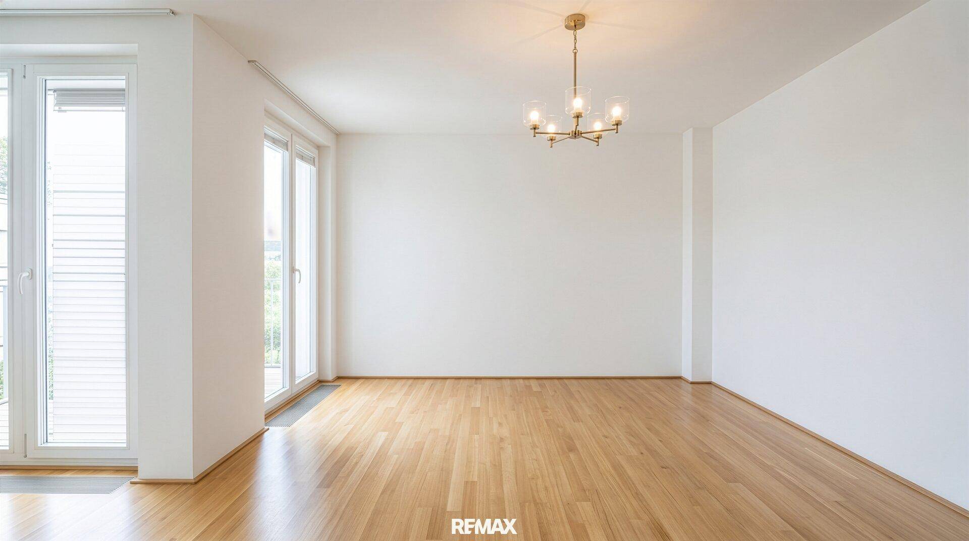 Heller Wohnraum mit Holzboden, großen Fenstern und einem eleganten Deckenleuchter als Blickfang.