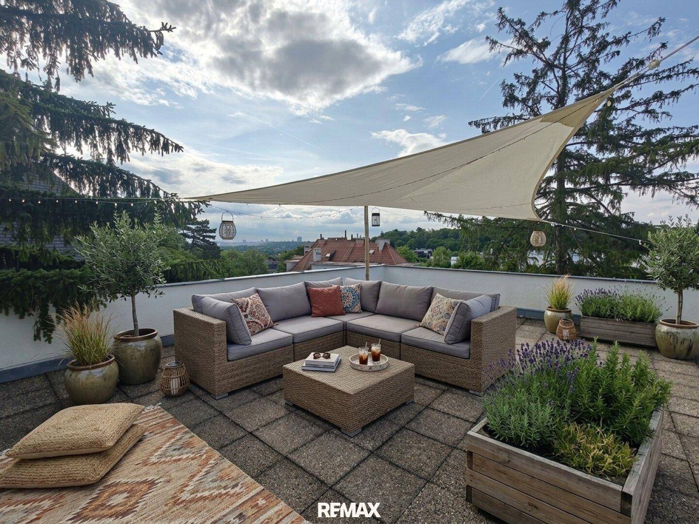 Möblierte Dachterrasse mit bequemen Loungemöbeln, Sonnensegel und weitem Blick über die Landschaft.