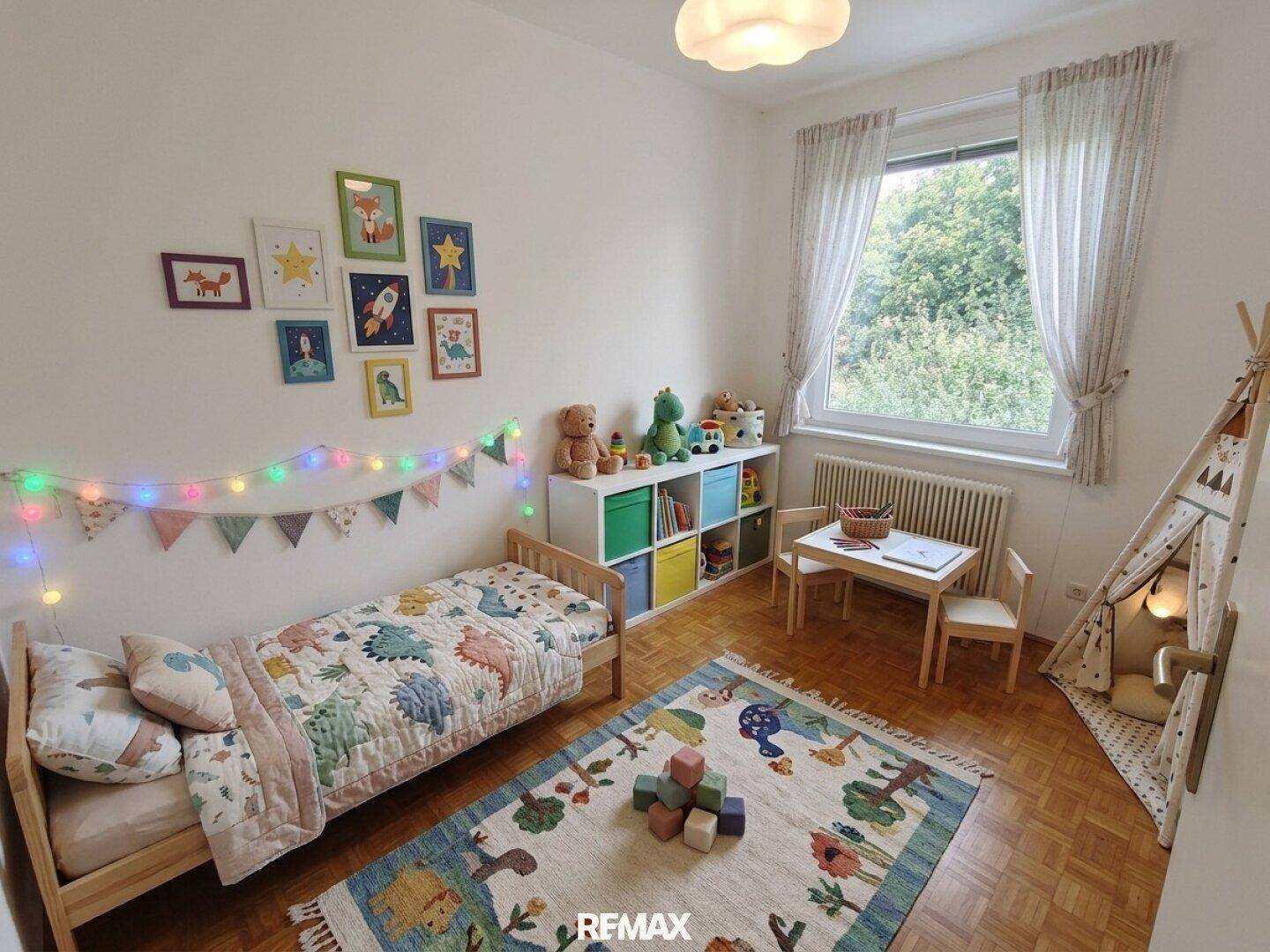 Kinderzimmer mit Holzbett, Spielteppich und bunten Dekorationen, hell durch großes Fenster.