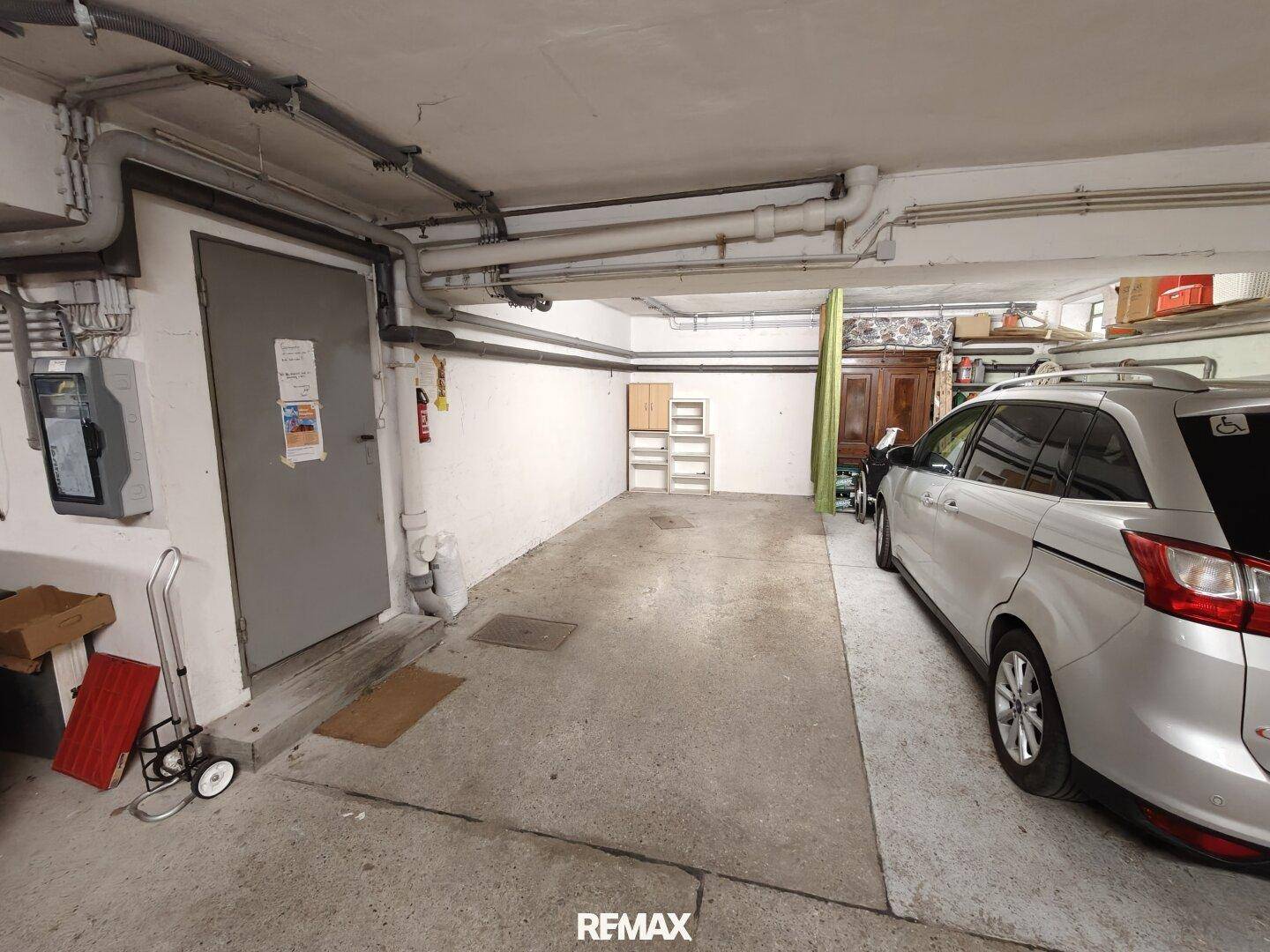 Tiefgarage mit Betonboden und einem geparkten Auto, bietet sicheren Stellplatz.