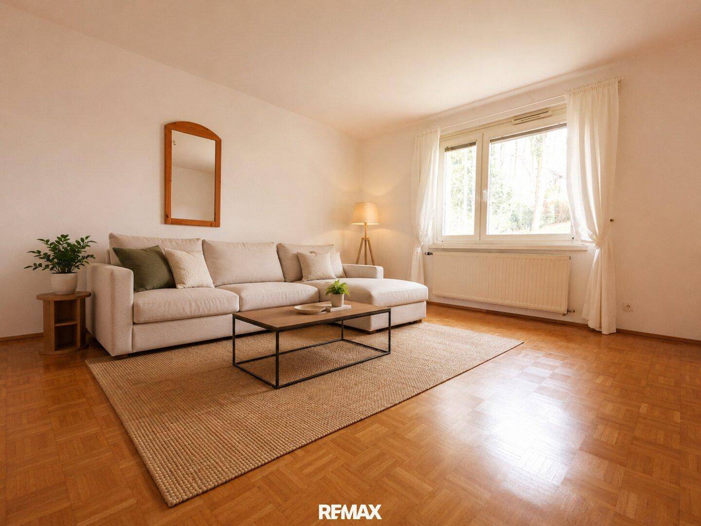 Helles Wohnzimmer mit beigem Sofa, Holzboden und großem Fenster.