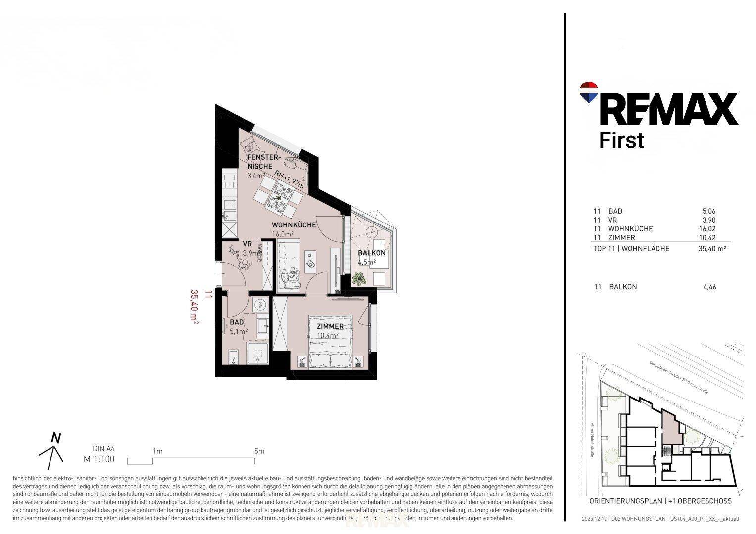 Grundrissplan des Obergeschosses mit offener Wohnküche, Schlafzimmer, zwei Bädern und Balkon.