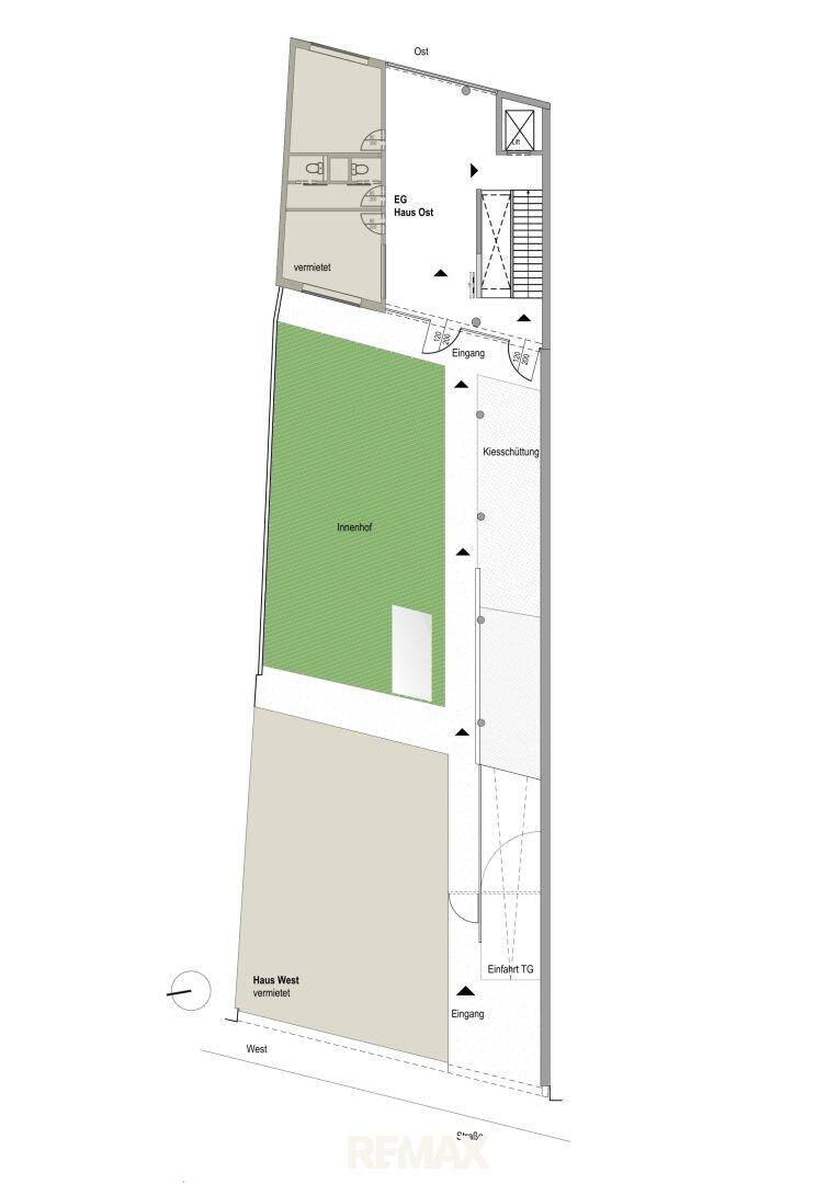 Grundriss des Erdgeschosses mit Innenhof, Eingängen und verschiedenen Bereichen.