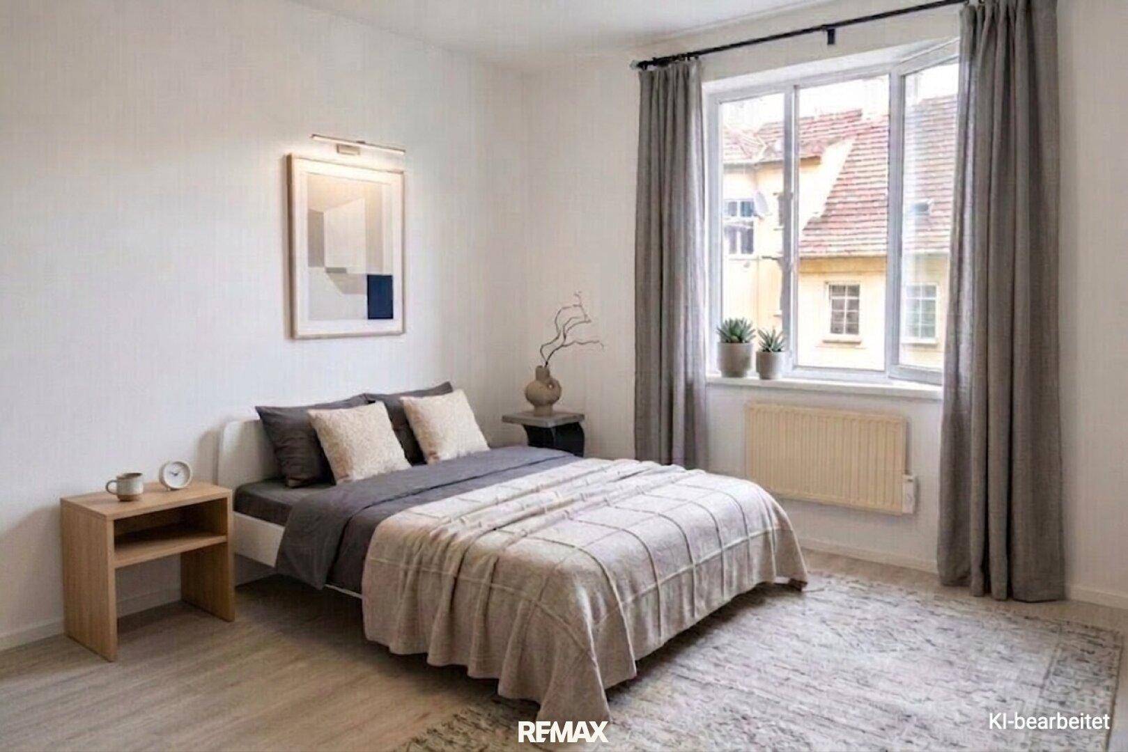 Gemütliches Schlafzimmer mit Doppelbett, Teppichboden und einem Fenster mit Blick auf die umliegenden Gebäude.