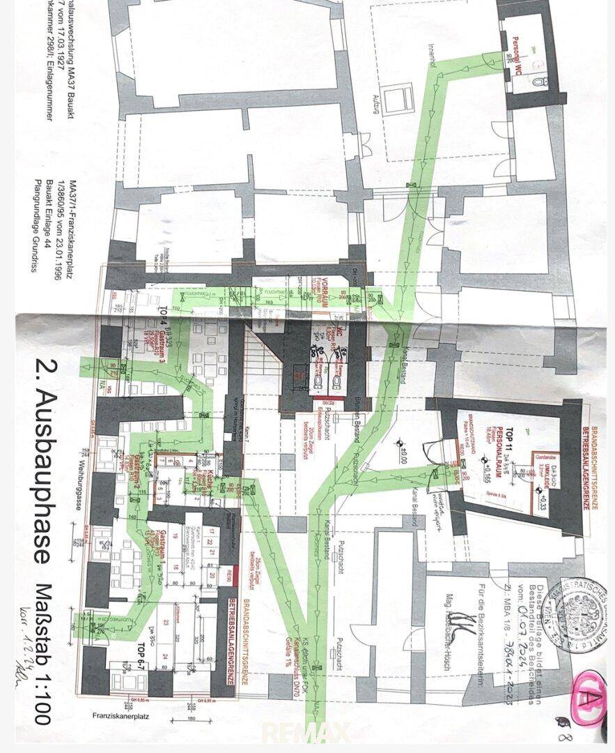 Detaillierter Grundrissplan mit eingezeichneten Fluchtwegen und verschiedenen Raumbereichen.