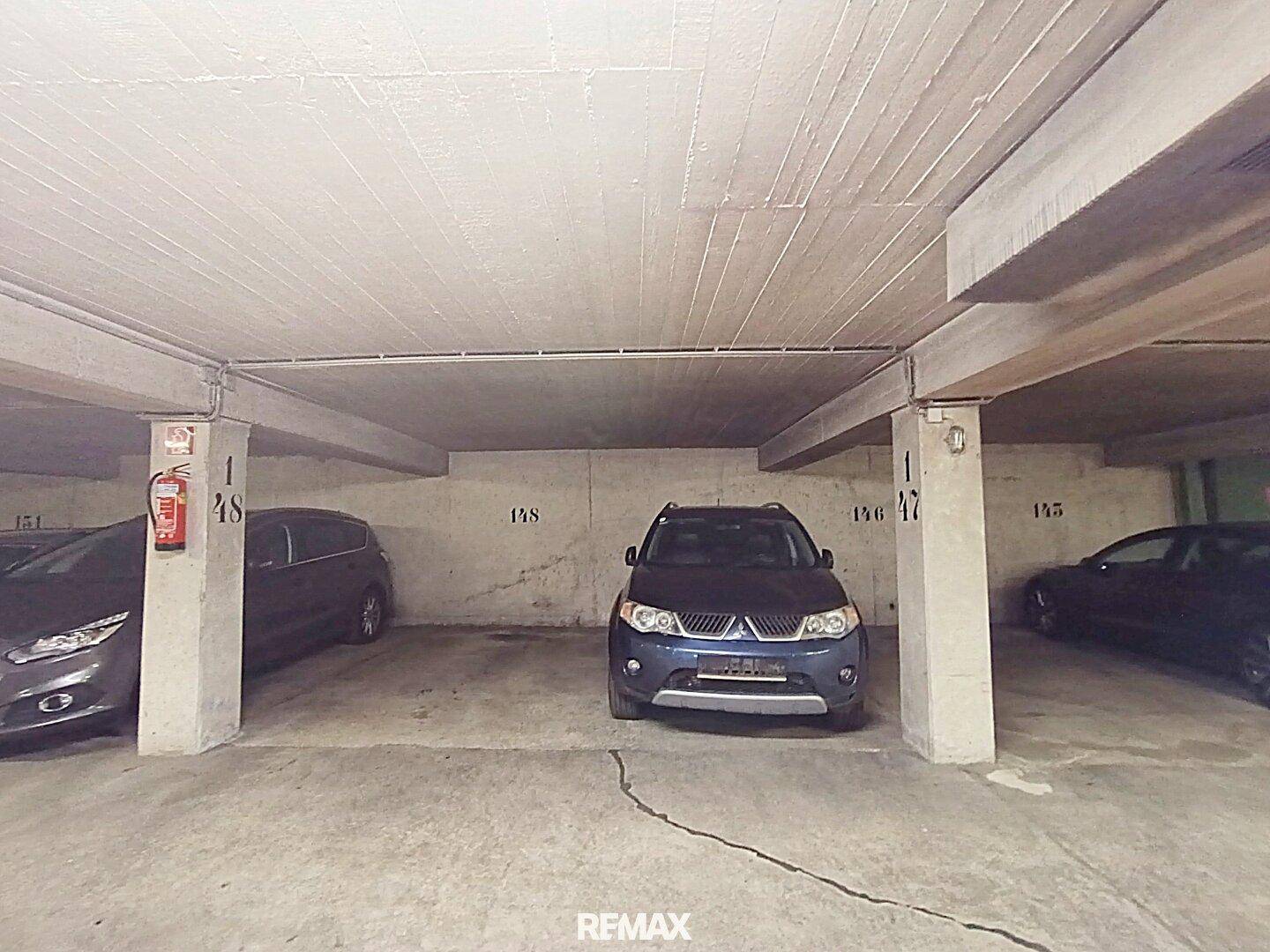 Tiefgarage mit mehreren Stellplätzen, bietet sicheren und geschützten Parkraum für Fahrzeuge.