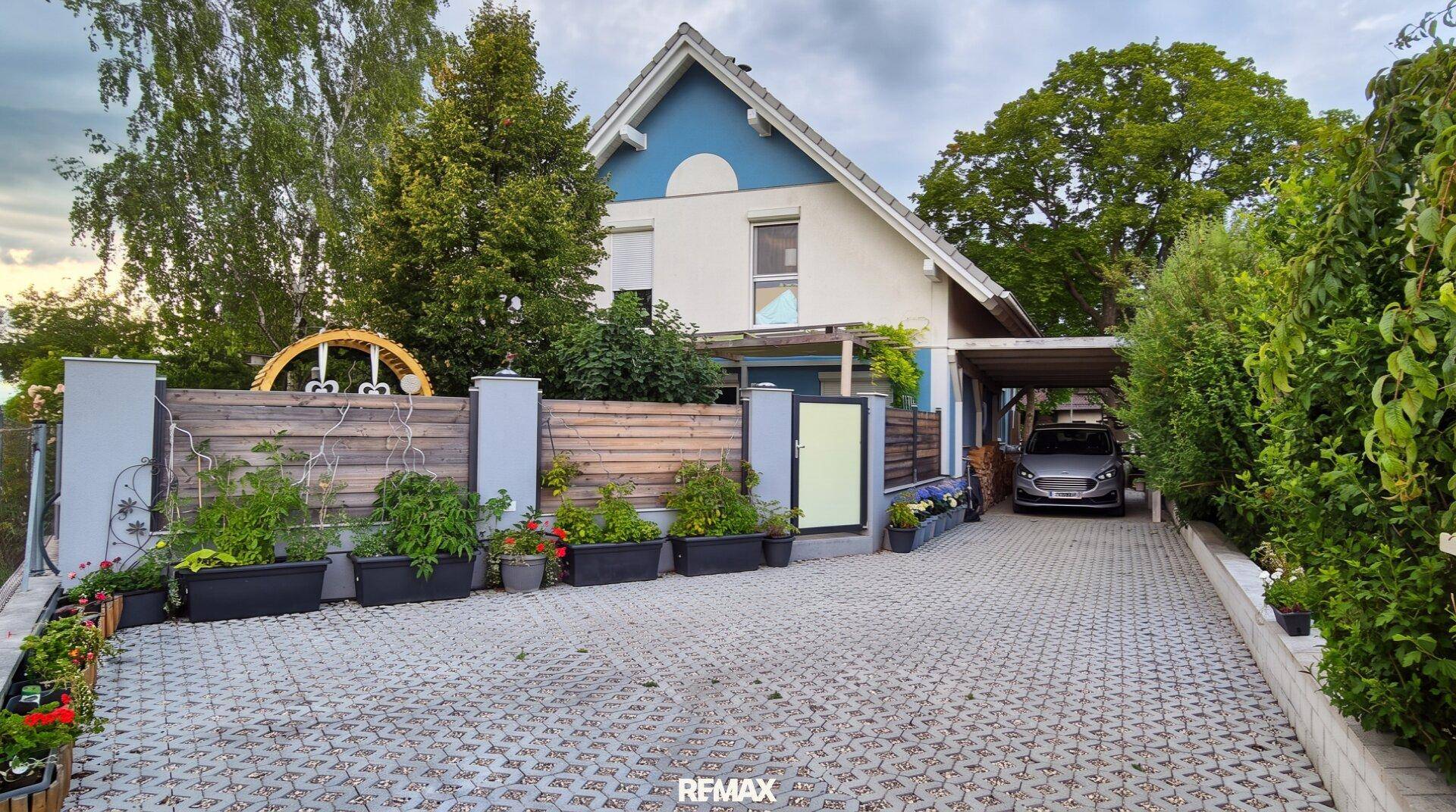 Hausansicht Zufahrt Carport