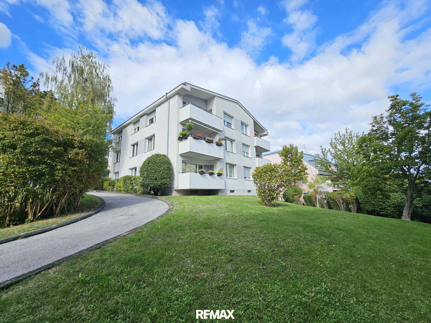 Das Haus in einer Anlage mit viel Grün