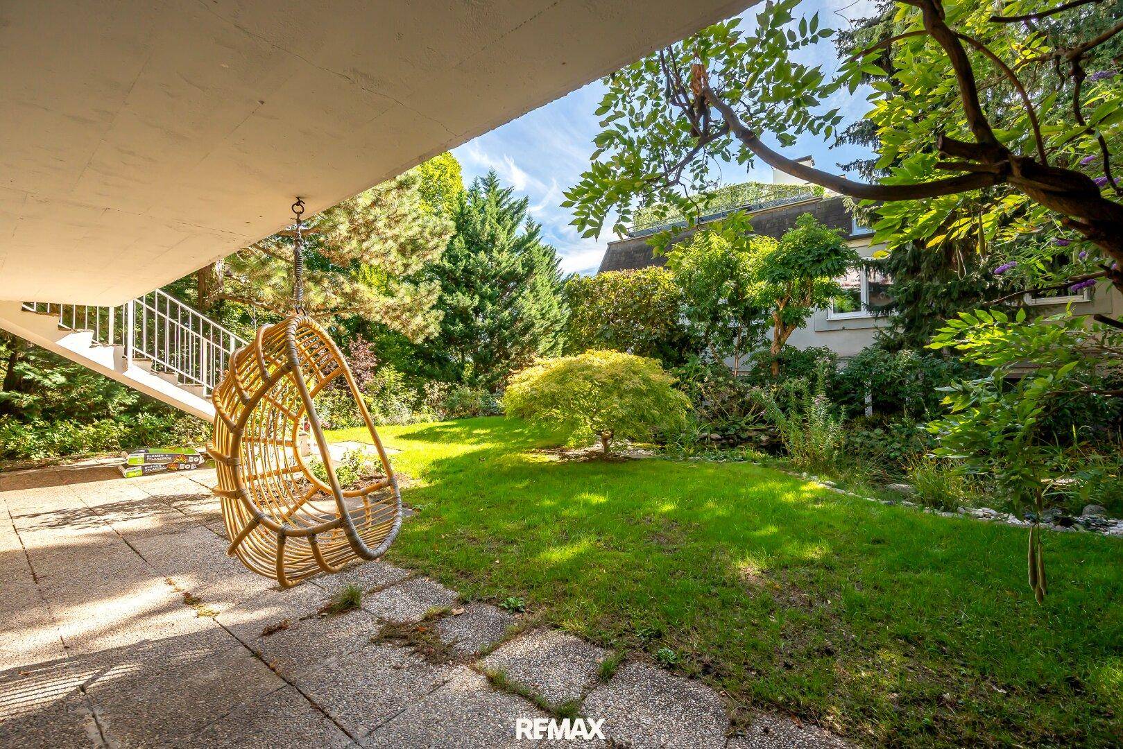 Überdachte Terrasse I Blick in den Garten