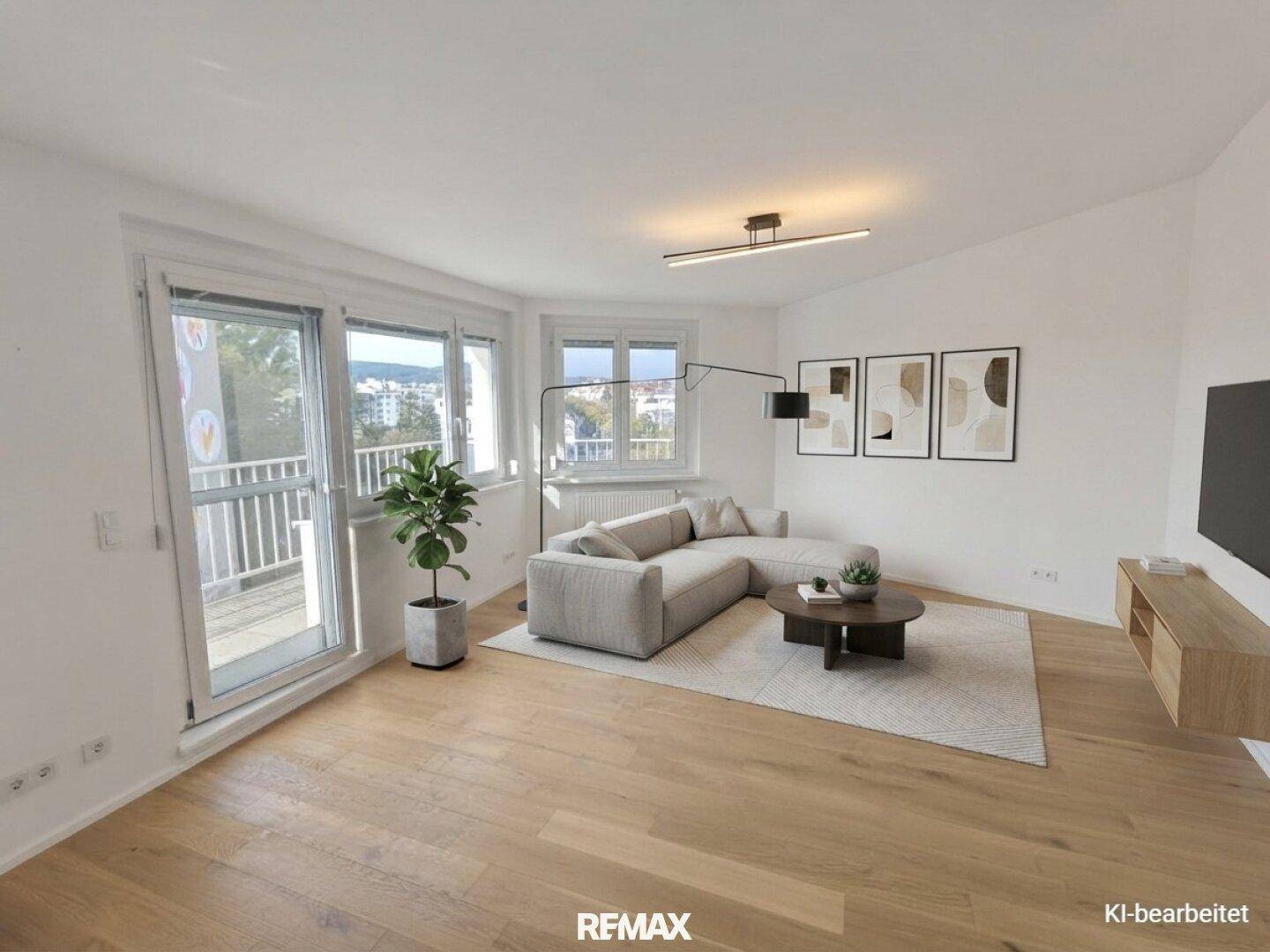 Virtuell inszeniertes Wohnzimmer mit hellem Sofa, Holzboden und Zugang zum Balkon.