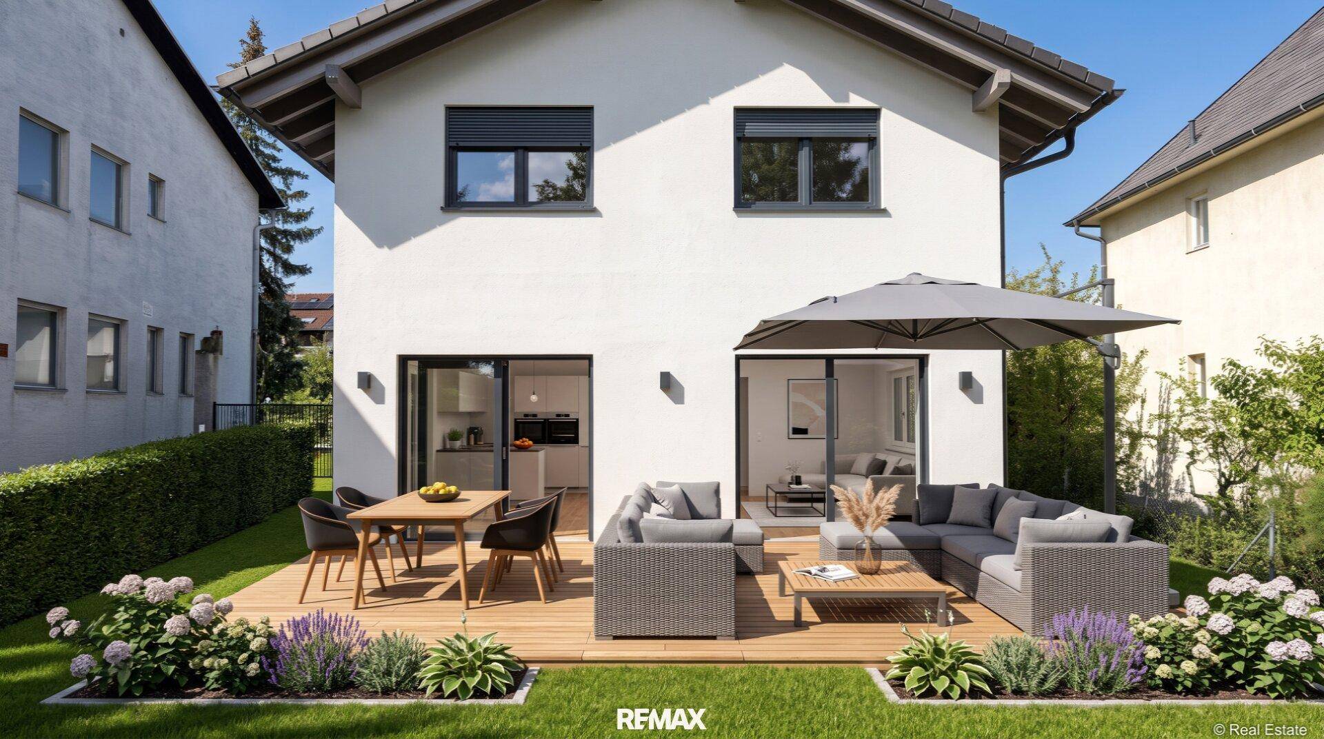 Möblierte Holzterrasse mit Essbereich und Lounge-Möbeln, umgeben von Blumenbeeten.