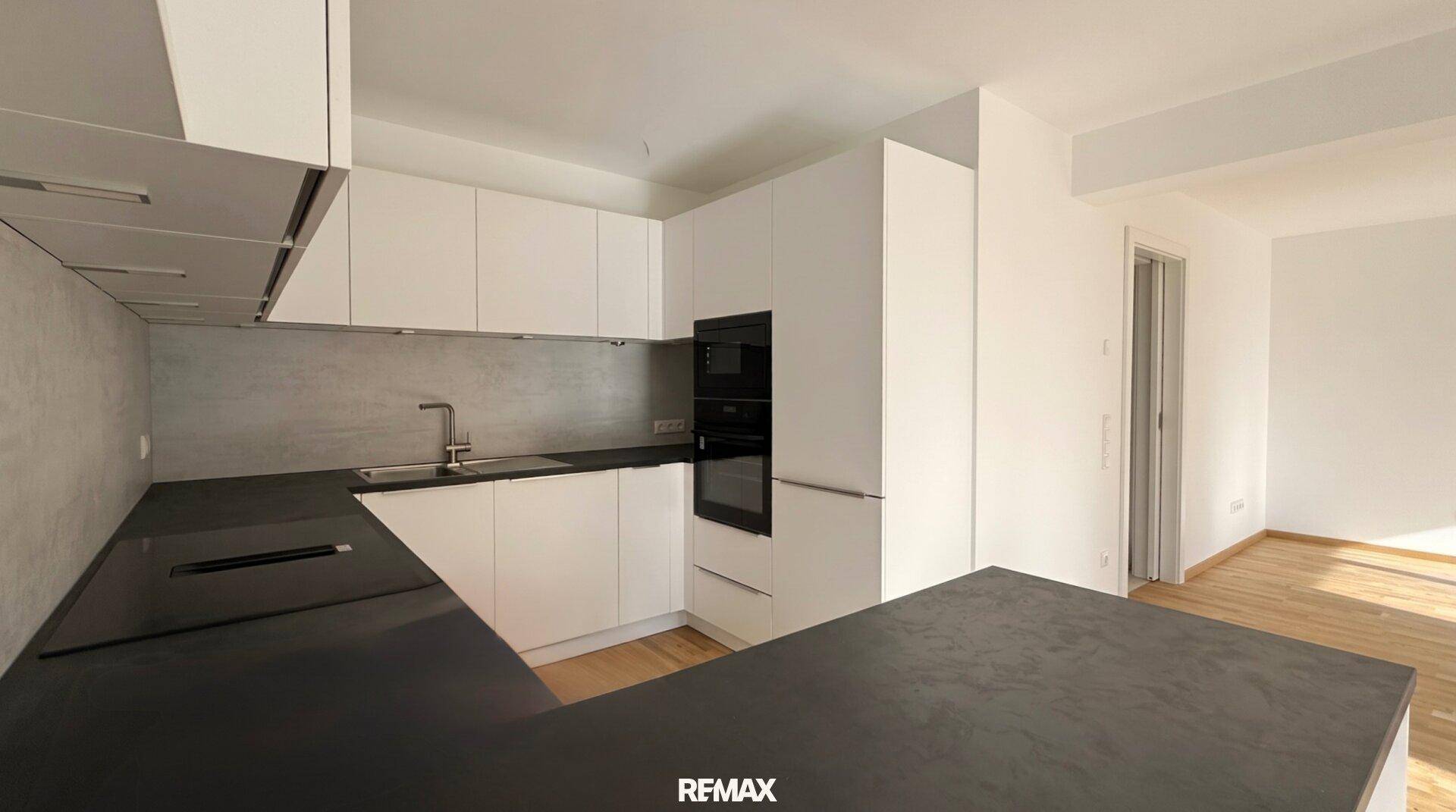 Stilvolle Einbauküche mit integrierten Geräten und minimalistischem Design.