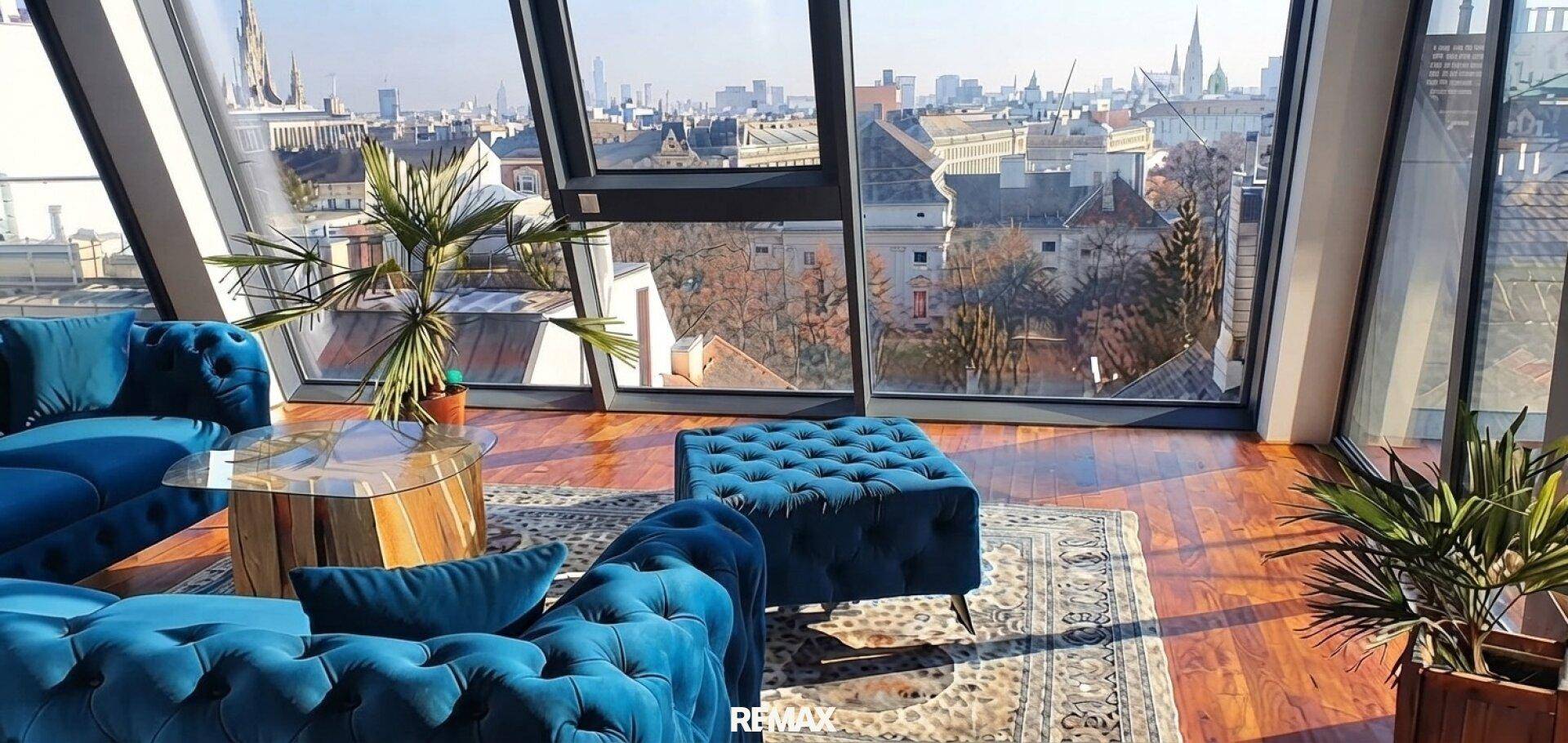 Heller Wohnbereich mit großen Glasfronten, Stadtblick und blauen Samtpolstermöbeln.