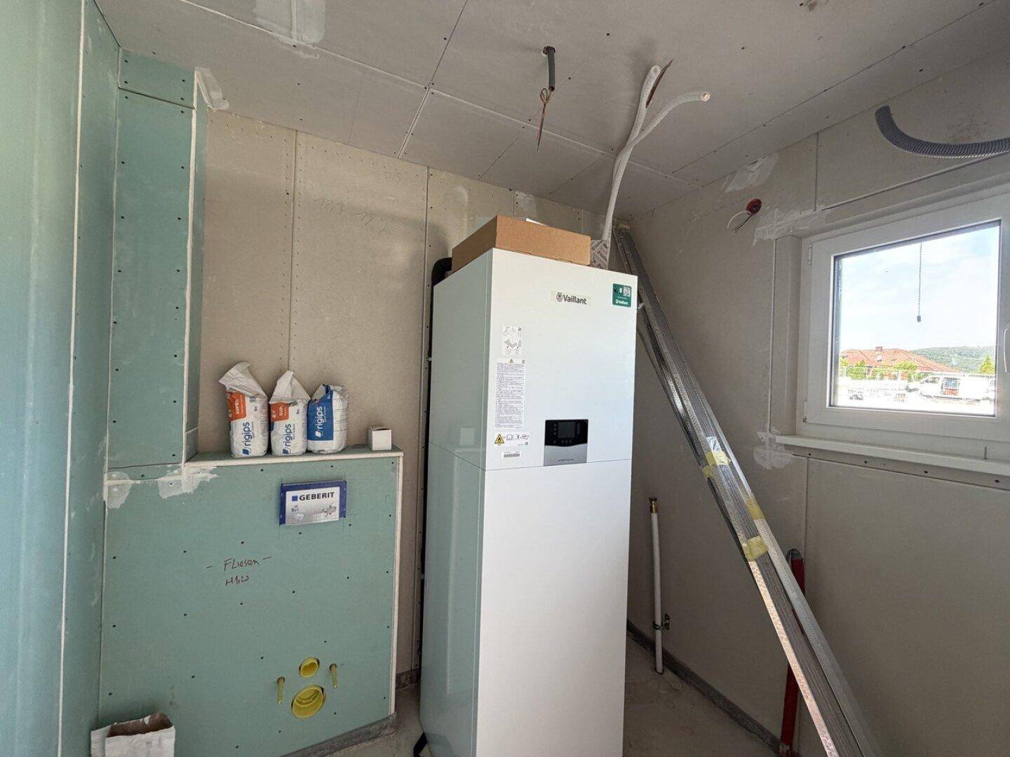 Technikraum mit moderner Vaillant-Heizungsanlage und vorbereiteten Installationen.