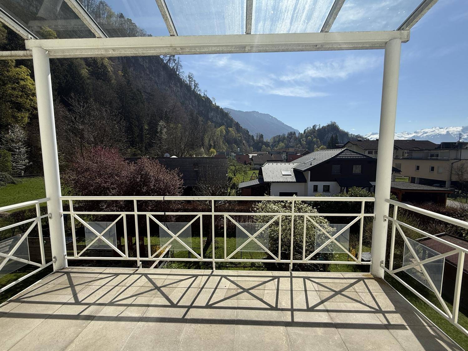Geräumiger Balkon mit Überdachung und weitem Blick auf die Berge und Natur.