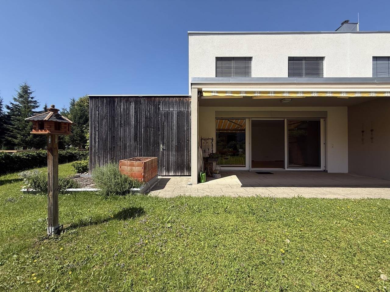 Die Terrasse am Haus bietet direkten Zugang zum Garten und ist ideal für Mahlzeiten im Freien.