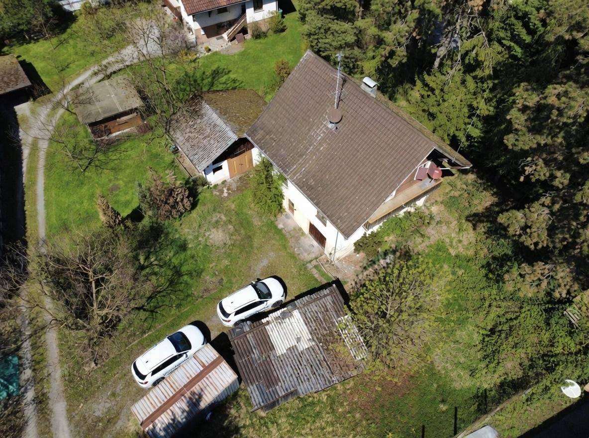 Übersicht aus der Vogelperspektive zeigt das Wohnhaus und die weitläufige Gartenanlage.