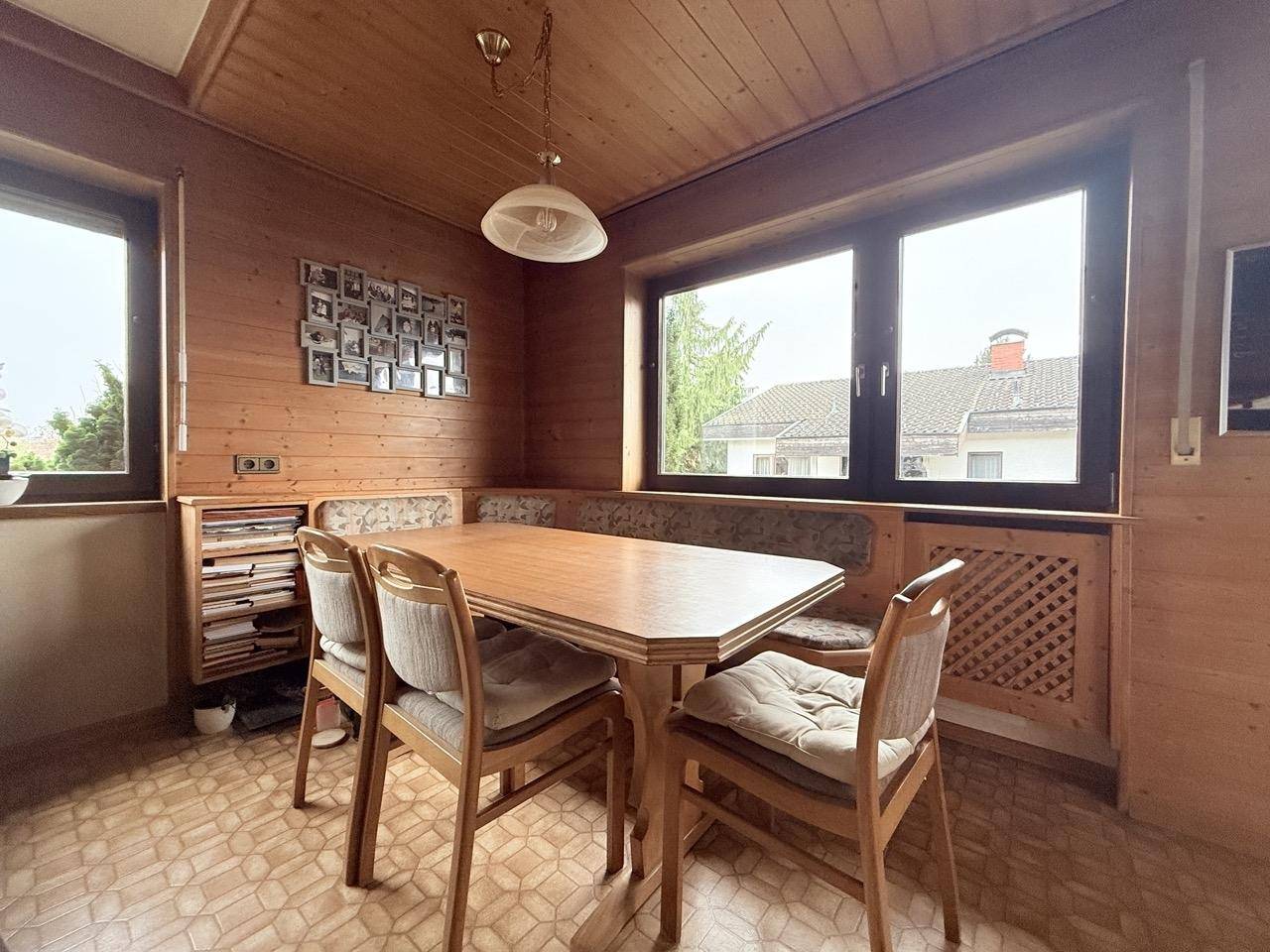 Gemütlicher Essbereich mit Holzvertäfelung, Eckbank und Holztisch, ideal für Familienmahlzeiten.