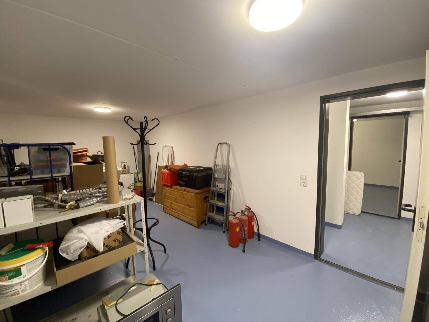 Großer Abstellraum mit Regalen und verschiedenen Gegenständen, ideal für Lagerzwecke.