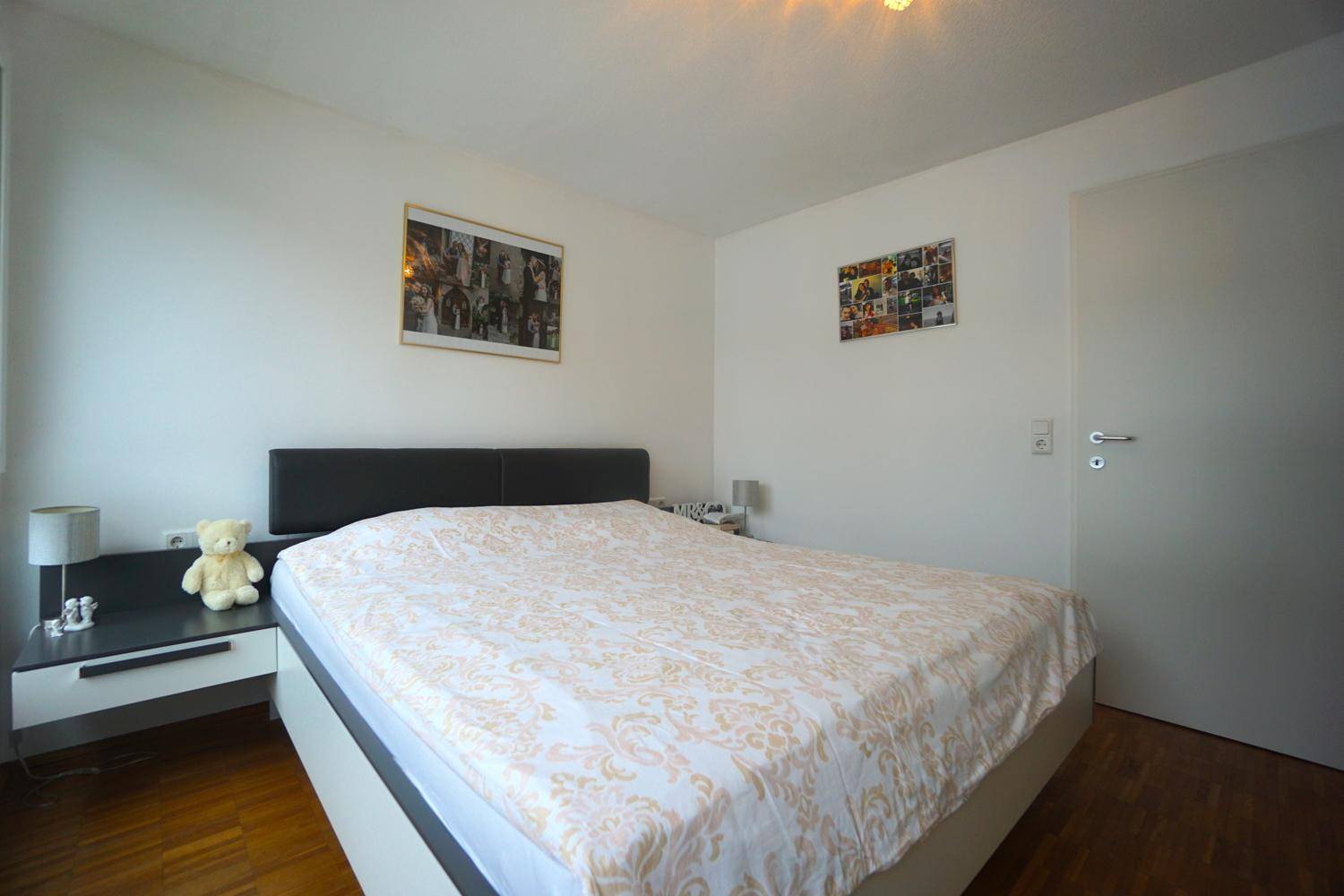Schlafzimmer mit komfortablem Doppelbett, schlichten Nachttischen und weißer Zimmertür.