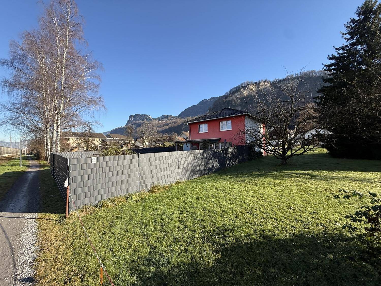 Einfamilienhaus in ländlicher Umgebung mit großem Garten und Bergblick.